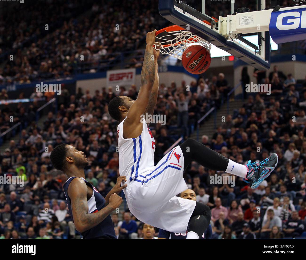 15. März 2015: Markus Kennedy (5), der südwestliche Methodist Mustangs, stürzt den Ball während des Meisterschaftsspiels der American Athletic Conference im XL Center in Hartford, Connecticut. Anthony Nesmith/Cal Sport Media (Kreditbild: © Anthony Nesmith/Cal Sport Media/ZUMAPRESS.com) Stockfoto