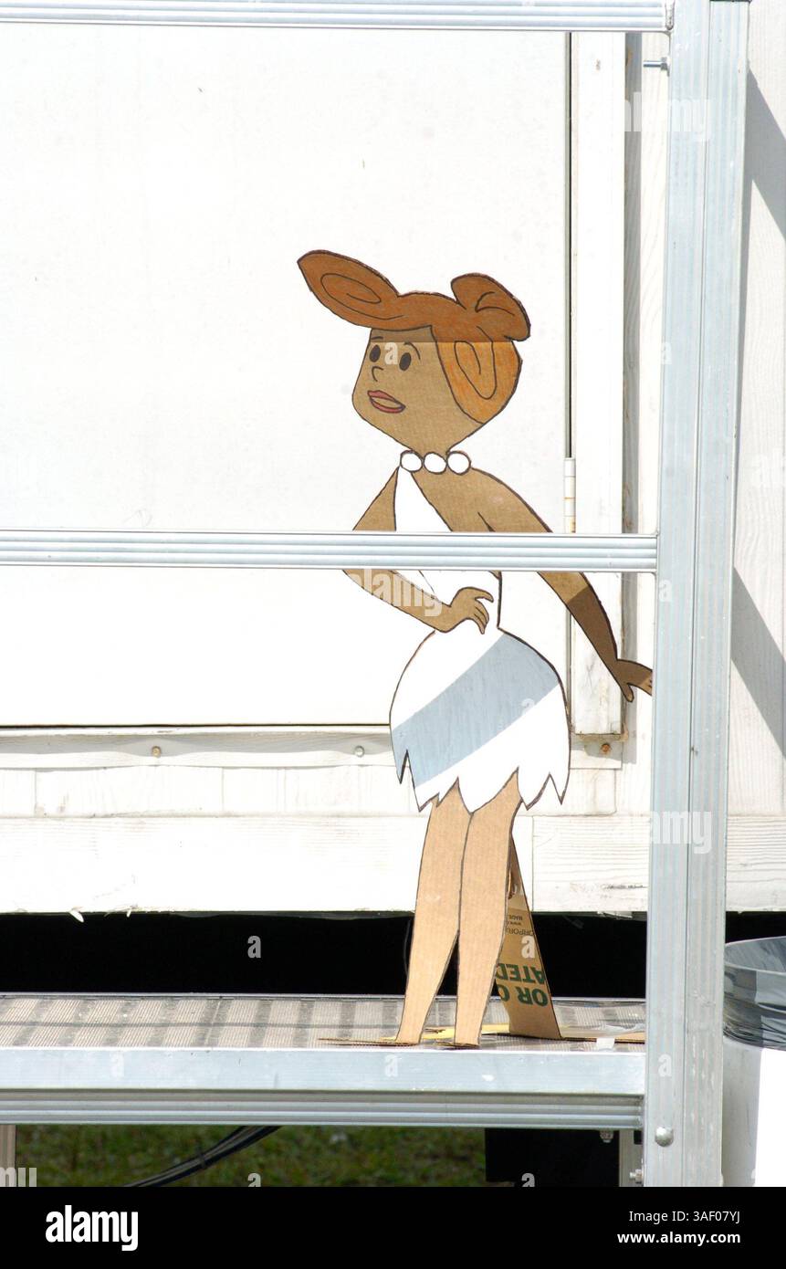 Oktober 2005; West Palm Beach, FL, USA; ein Pappausschnitt der Zeichentrickfigur Wilma Flintstone fragt sich, worum es in Florida Power and Light in West Palm Beach geht. Obligatorischer Ausweis: Foto von Mark Elias/ZUMA Press. (©) Copyright 2005 von Mark Elias Stockfoto Oktober 2005; West Palm Beach, FL, USA; ein Pappausschnitt der Zeichentrickfigur Wilma Flintstone fragt sich, worum es in Florida Power and Light in West Palm Beach geht. Obligatorischer Ausweis: Foto von Mark Elias/ZUMA Press. (©) Copyright 2005 von Mark Elias Stockfoto