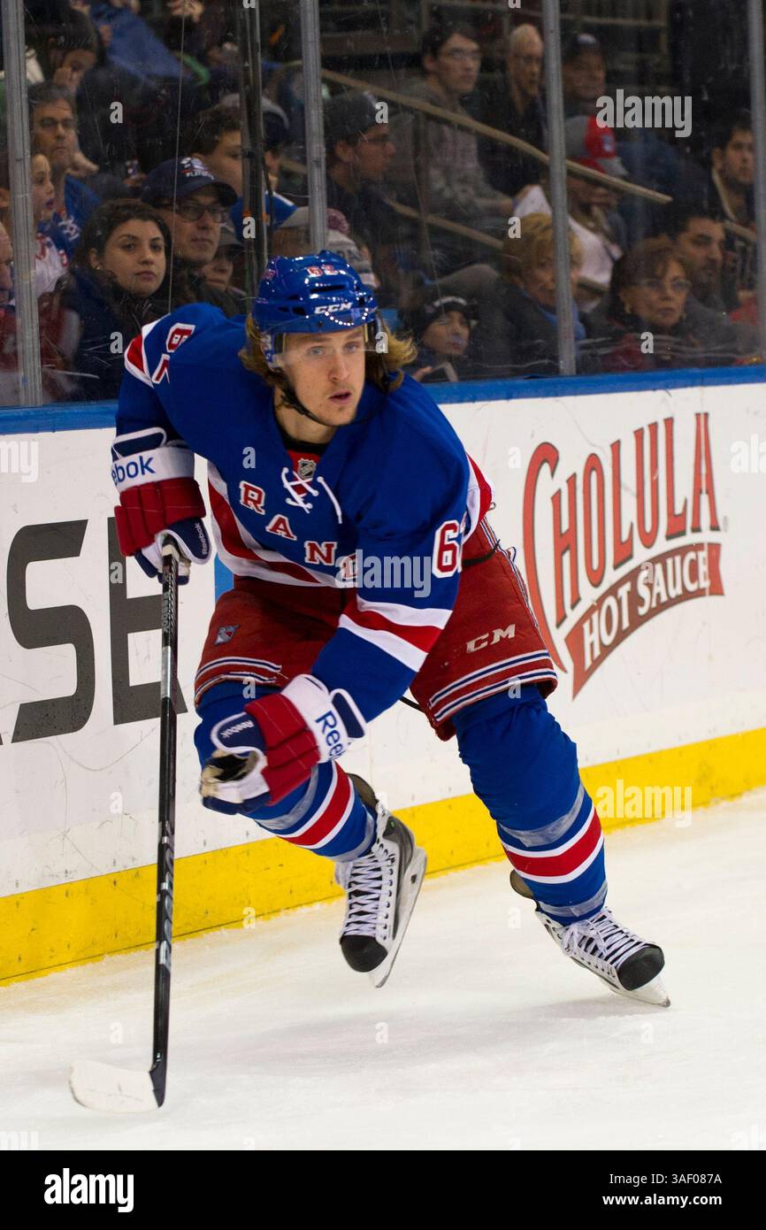 15. März 2015: Der linke Flügel der New York Rangers Carl Hagelin (62) ist während des Spiels zwischen den New York Rangers und den Florida Panthers im Madison Square Garden in Manhattan, New York, aktiv. Die New York Rangers besiegen die Florida Panthers mit 2:1. Obligatorischer Kredit: Kostas Lymperopoulos/CSM (Kredit Bild: © Kostas Lymperopoulos/Cal Sport Media/ZUMAPRESS.com) Stockfoto