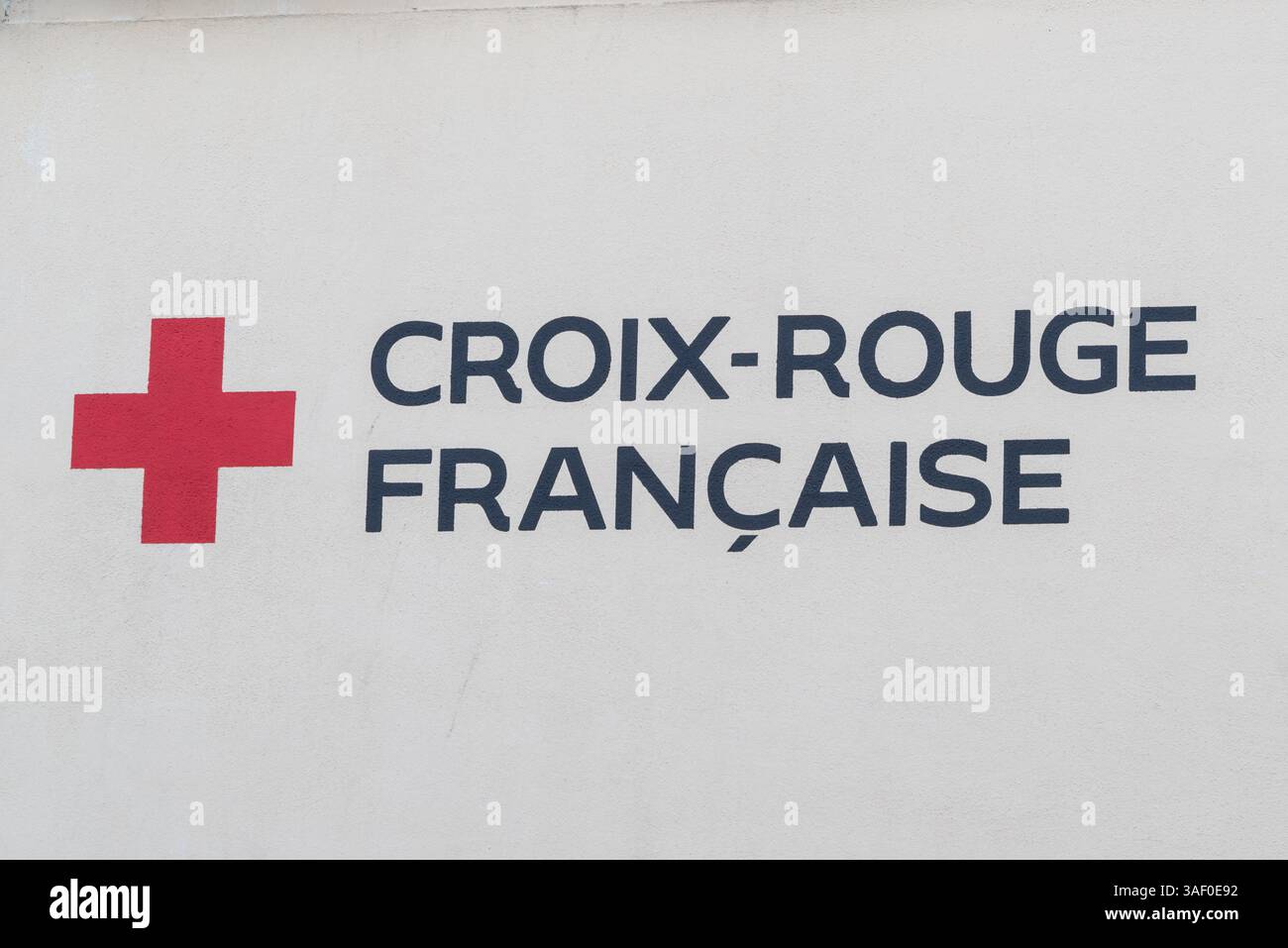 Ein Schild mit croix rouge Francaise und einem roten Kreuz Stockfoto
