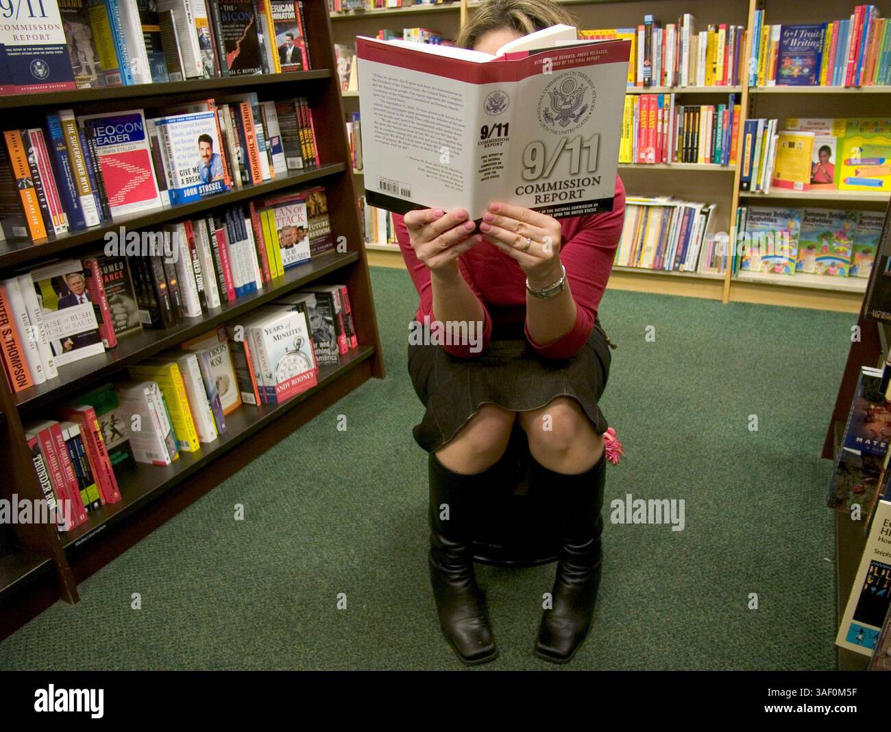 Februar 2005; Mission Viejo, CA, USA; der Bericht der Kommission von 9/11, der offiziell als Abschlussbericht der Nationalen Kommission für Terroranschläge auf die Vereinigten Staaten bezeichnet wird, ist der maßgebliche Bericht über die Ereignisse, die zu den Anschlägen vom 11. September 2001 führten. Sie wurde von der Nationalen Kommission für Terroranschläge auf die Vereinigten Staaten auf Ersuchen des Präsidenten George W. Bush und des Kongresses vorbereitet. Der Bericht wurde am 22. Juli 2004 veröffentlicht. Die kommission befragte über 1.200 Personen in zehn Ländern und prüfte mehr als zweieinhalb Millionen Seiten an Dokumenten, darunter einige von ihnen, die sehr gut geschützt waren Stockfoto