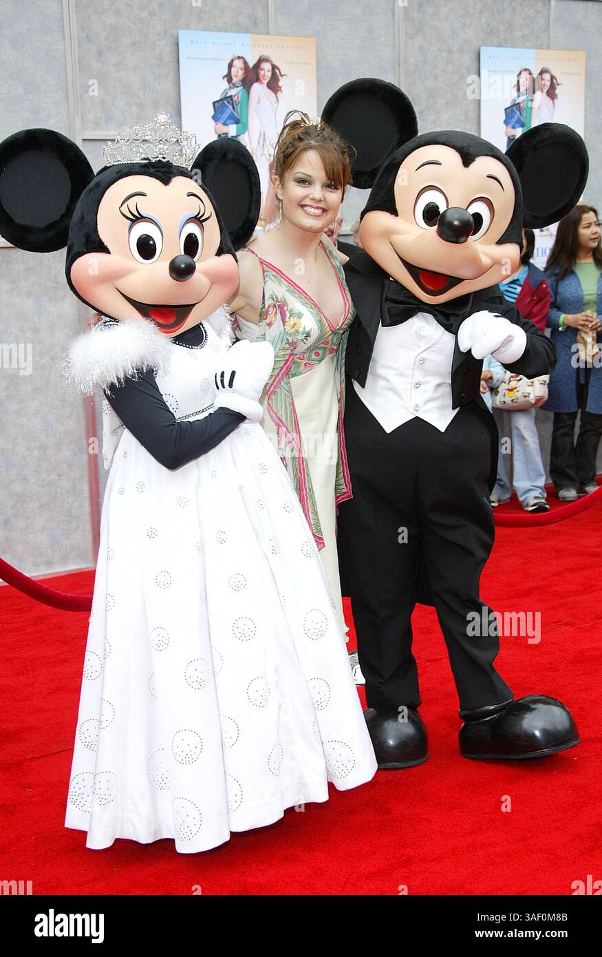 März 2005; Hollywood, CA, USA; Schauspielerin KIMBERLY J. BROWN mit Minnie und Mickey Maus bei der Premiere von „Ice Princess“ in Los Angeles im El Capitan Theatre. Stockfoto