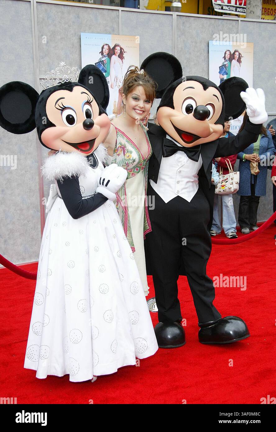 März 2005; Hollywood, CA, USA; Schauspielerin KIMBERLY J. BROWN mit Minnie und Mickey Maus bei der Premiere von „Ice Princess“ in Los Angeles im El Capitan Theatre. Stockfoto