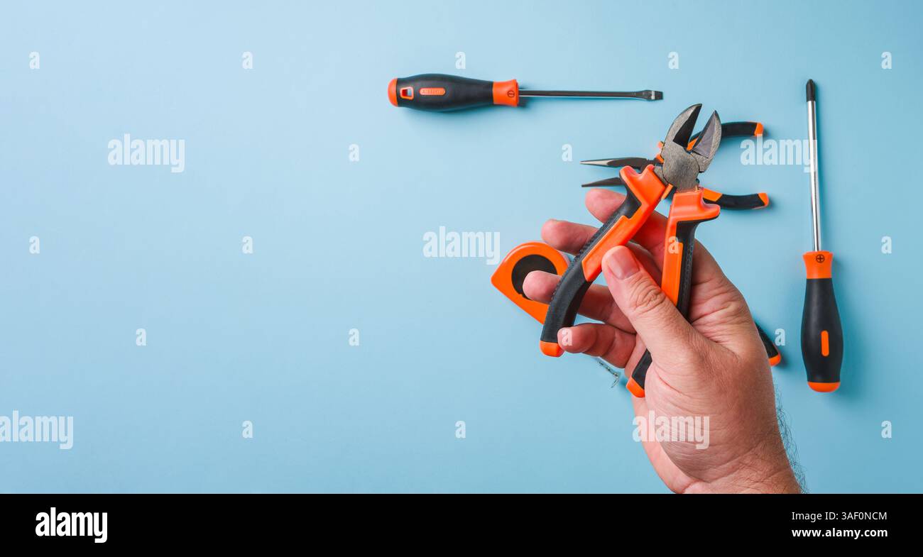 Handwerkzeuge oder Bauwerkzeuge auf blauem Hintergrund Stockfoto