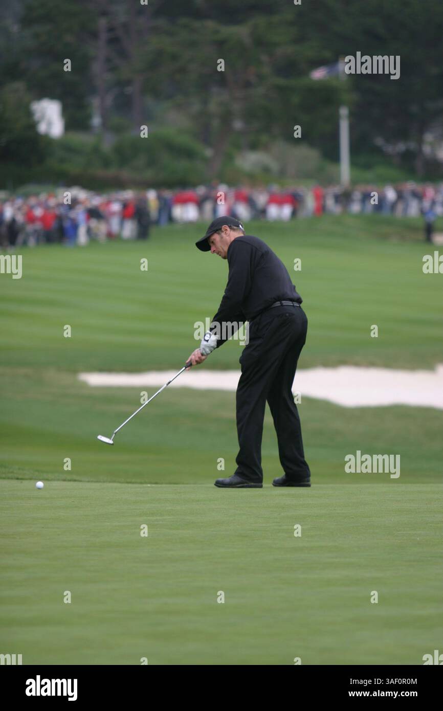 Februar 2005; Pebble Beach, CA, USA; Sänger MICHAEL BOLTON schaffte es, am letzten Tag bei der AT&T National Pro-am mit den Profis zu spielen. Aufgenommen am 18. Loch der Pebble Beach Golf Links. Stockfoto