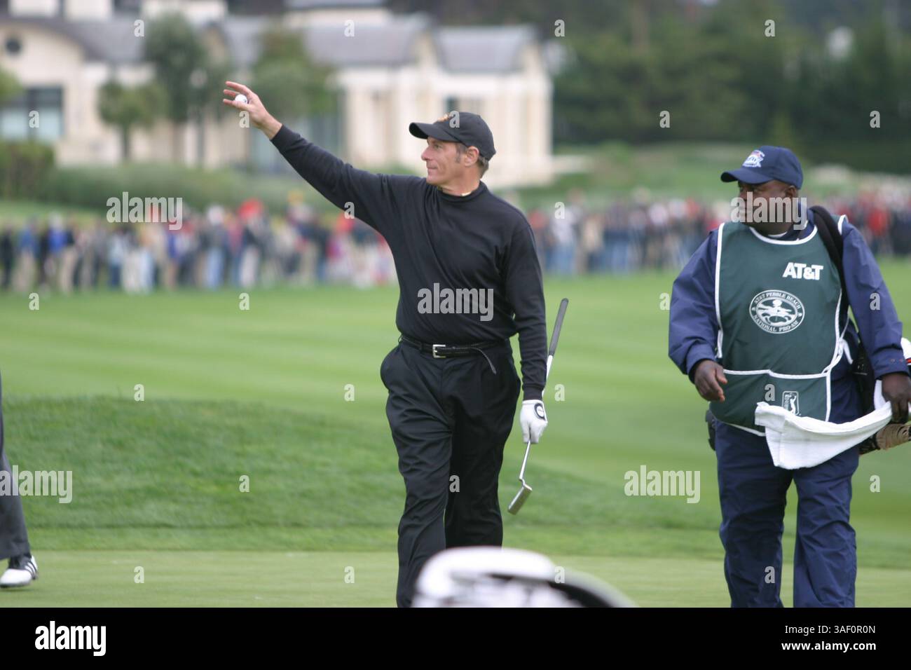 Februar 2005; Pebble Beach, CA, USA; Sänger MICHAEL BOLTON schaffte es, am letzten Tag bei der AT&T National Pro-am mit den Profis zu spielen. Aufgenommen am 18. Loch der Pebble Beach Golf Links. Stockfoto