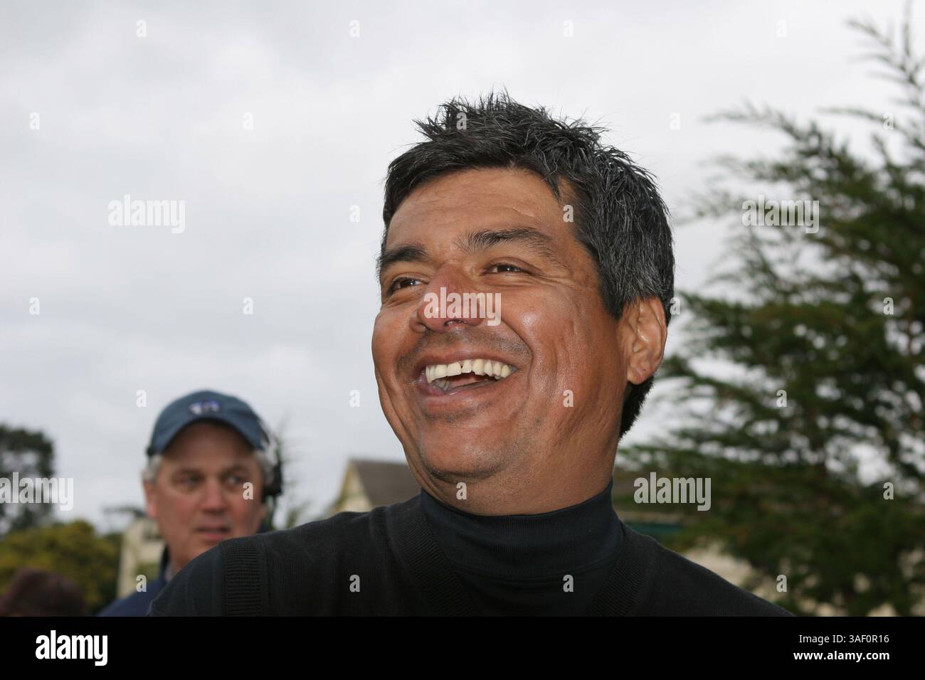 Februar 2005; Pebble Beach, CA, USA; der Komiker GEORGE LOPEZ hat am letzten Tag auf dem AT&T National Pro-am Golf geguckt. Aufgenommen am 18. Loch der Pebble Beach Golf Links. Stockfoto
