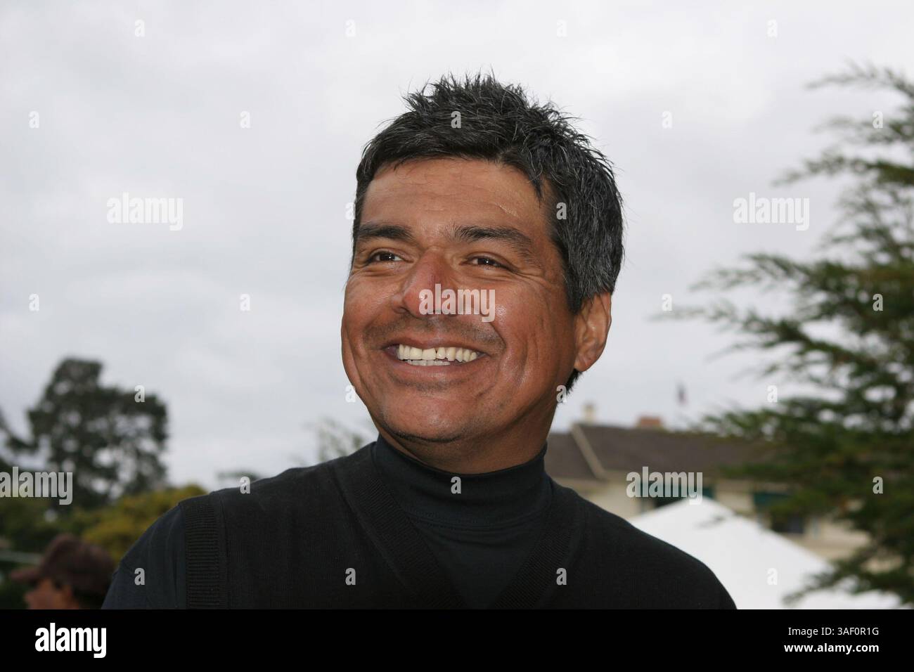 Februar 2005; Pebble Beach, CA, USA; der Komiker GEORGE LOPEZ hat am letzten Tag auf dem AT&T National Pro-am Golf geguckt. Aufgenommen am 18. Loch der Pebble Beach Golf Links. Stockfoto