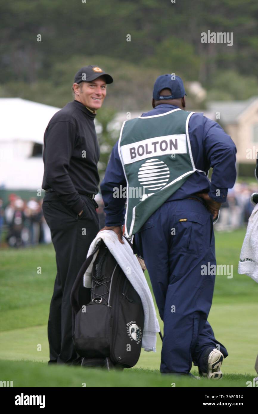 Februar 2005; Pebble Beach, CA, USA; Sänger MICHAEL BOLTON schaffte es, am letzten Tag bei der AT&T National Pro-am mit den Profis zu spielen. Aufgenommen am 18. Loch der Pebble Beach Golf Links. Stockfoto