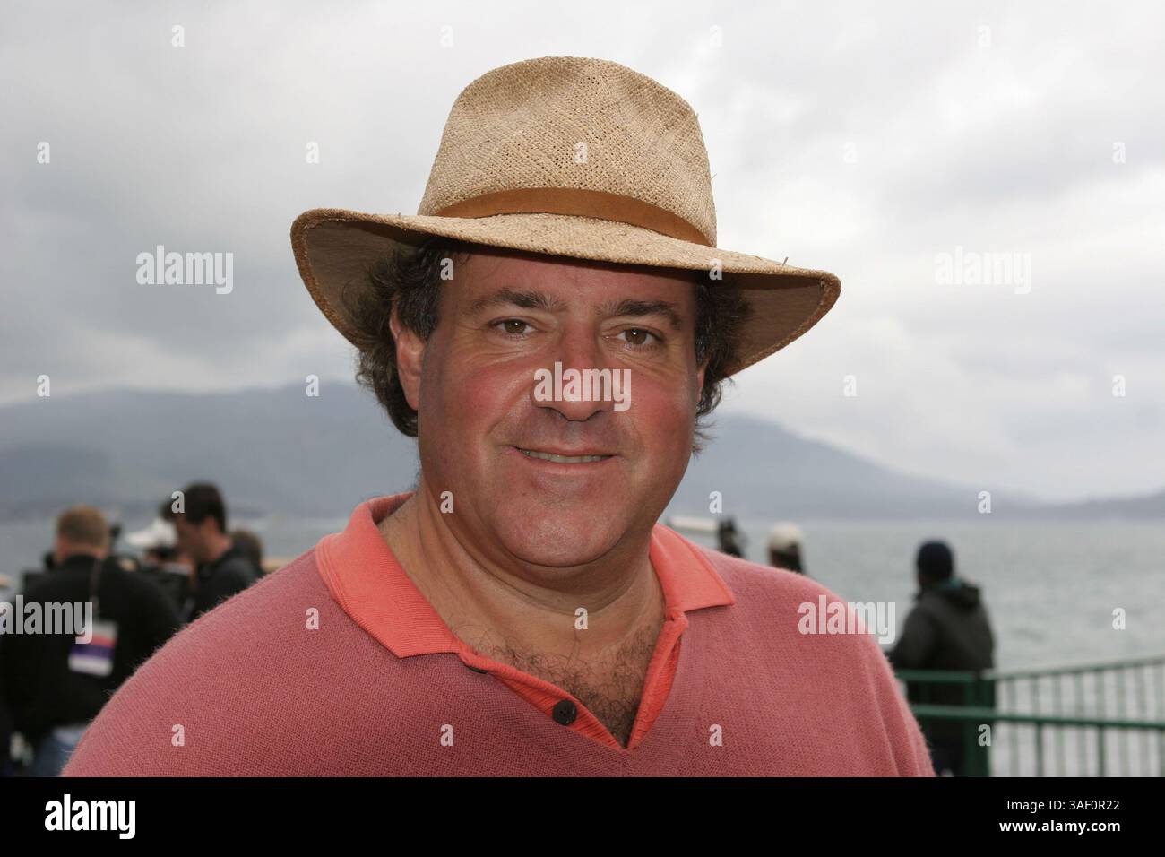 Februar 2005; Pebble Beach, CA, USA; der TV-Sportscaster CHRIS BERMAN schaffte es, am letzten Tag mit den Profis im AT&T National Pro-am zu spielen. Aufgenommen am 18. Loch der Pebble Beach Golf Links. Stockfoto