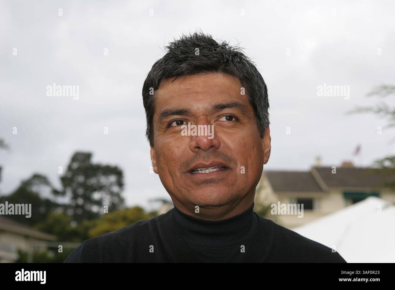 Februar 2005; Pebble Beach, CA, USA; der Komiker GEORGE LOPEZ hat am letzten Tag auf dem AT&T National Pro-am Golf geguckt. Aufgenommen am 18. Loch der Pebble Beach Golf Links. Stockfoto