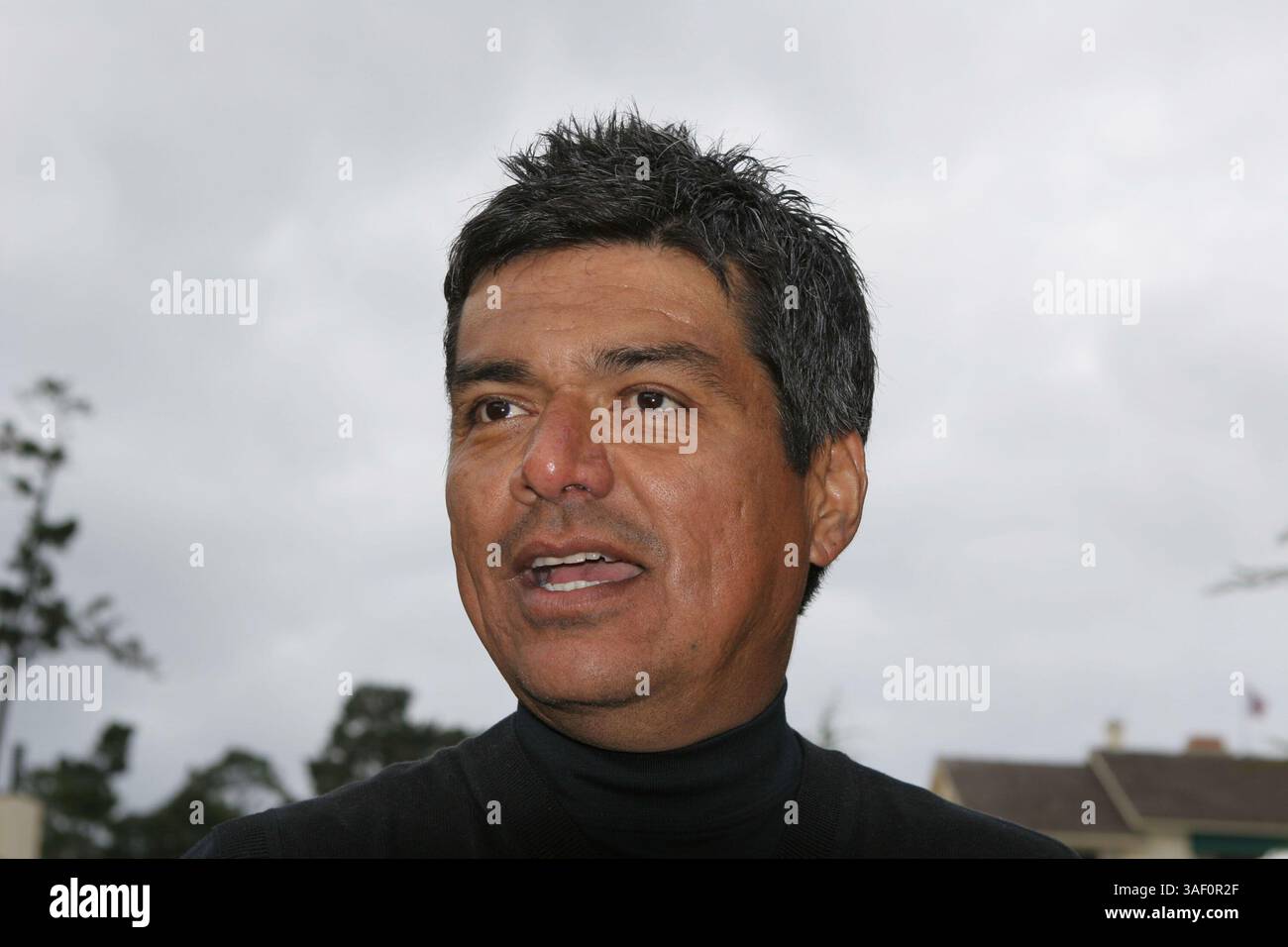 Februar 2005; Pebble Beach, CA, USA; der Komiker GEORGE LOPEZ hat am letzten Tag auf dem AT&T National Pro-am Golf geguckt. Aufgenommen am 18. Loch der Pebble Beach Golf Links. Stockfoto