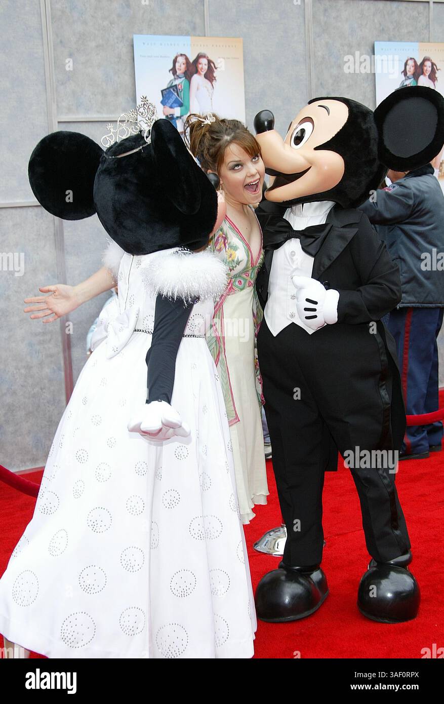 März 2005; Hollywood, CA, USA; Schauspielerin KIMBERLY J. BROWN mit Minnie und Mickey Maus bei der Premiere von „Ice Princess“ in Los Angeles im El Capitan Theatre. Stockfoto