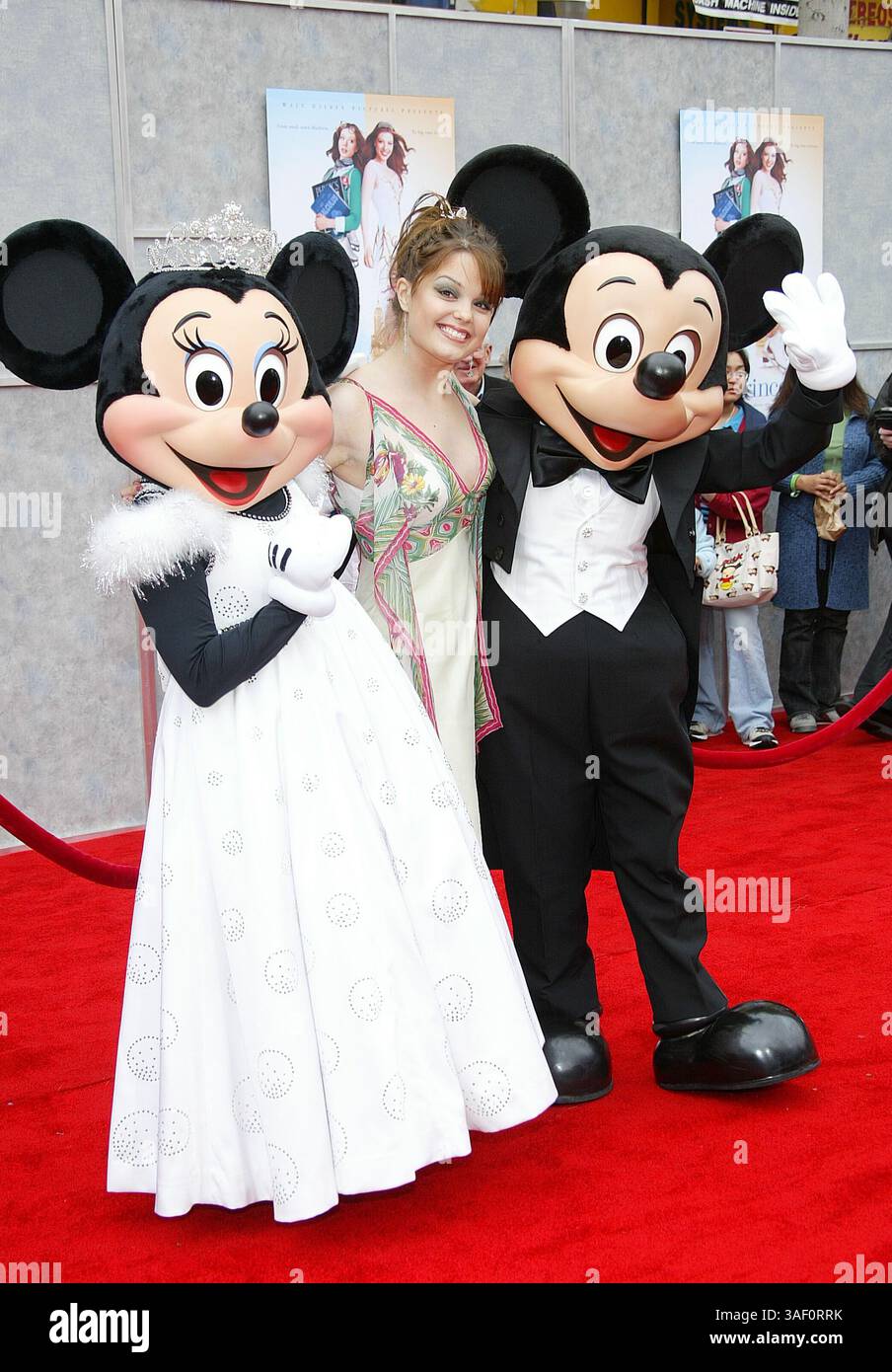 März 2005; Hollywood, CA, USA; Schauspielerin KIMBERLY J. BROWN mit Minnie und Mickey Maus bei der Premiere von „Ice Princess“ in Los Angeles im El Capitan Theatre. Stockfoto