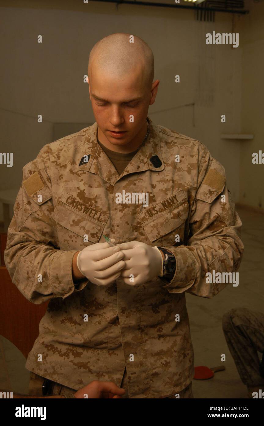 26. April 2005; Al Asad, Irak; Marinekorpsmänner KYLE W. CARSWELL, 20, aus Morganton, N.C., demonstrieren die richtige Art, eine Nadel beim Einführen einer IV zu verwenden. Diese Klasse wurde einer kleinen Gruppe von Marines gelehrt, falls sie sich in einer kritischen Situation befinden und andere Marines medizinische Hilfe benötigen. Fast 30 Seeleute bilden die Marine Wing Support Squadrons 271 medizinische Einheit, die mehr als 1.200 Marines und Seeleute hier betreut. Sie verwenden Radiographie-Ausrüstung und haben die Fähigkeit, Labortests durchzuführen, Medikamente auszugeben und die Mehrheit der präventiven Medizin für t zur Verfügung zu stellen Stockfoto