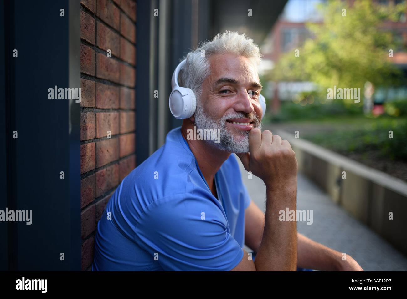 Medizinisches Personal, das sich mit Musik außerhalb des Krankenhauses entspannt. Stockfoto