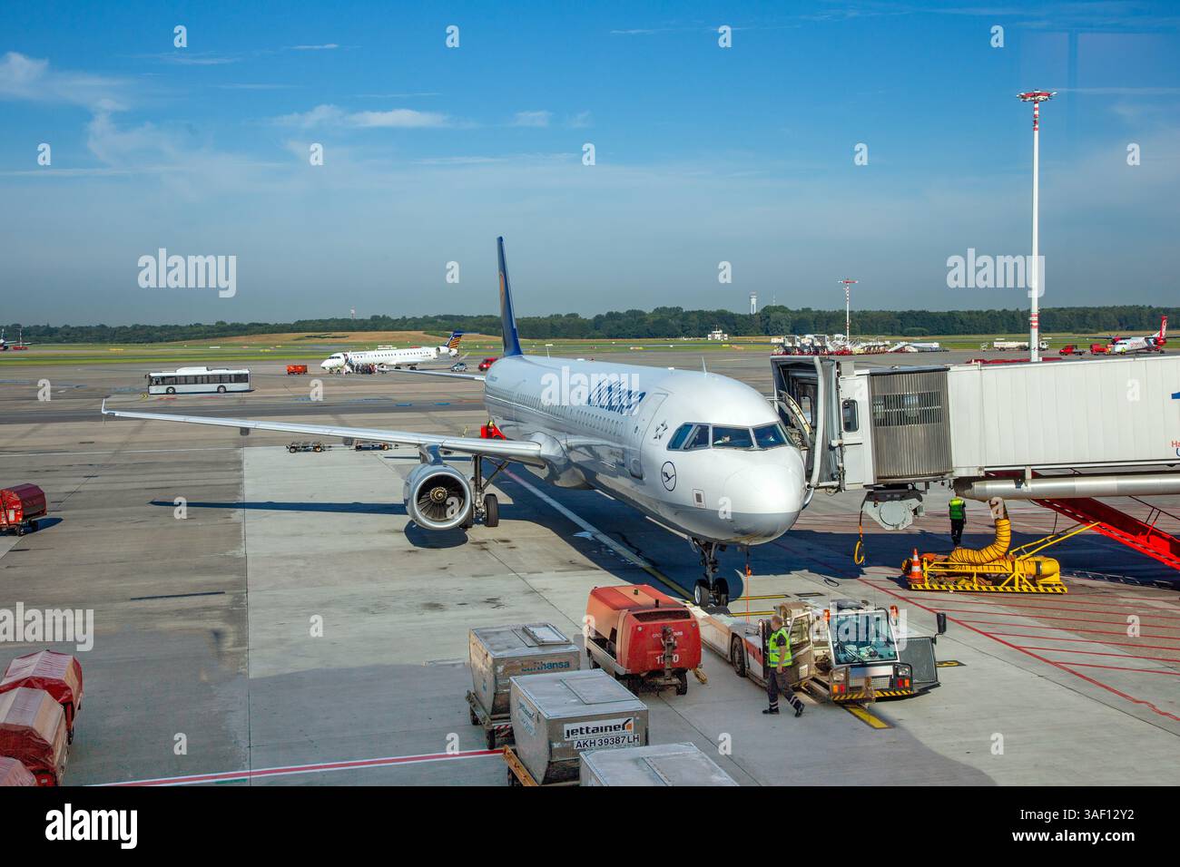 Hamburg, Deutschland - 17. Juli 2014: Lufthansa-Flugzeug am Gate bereit zum Einsteigen. Stockfoto