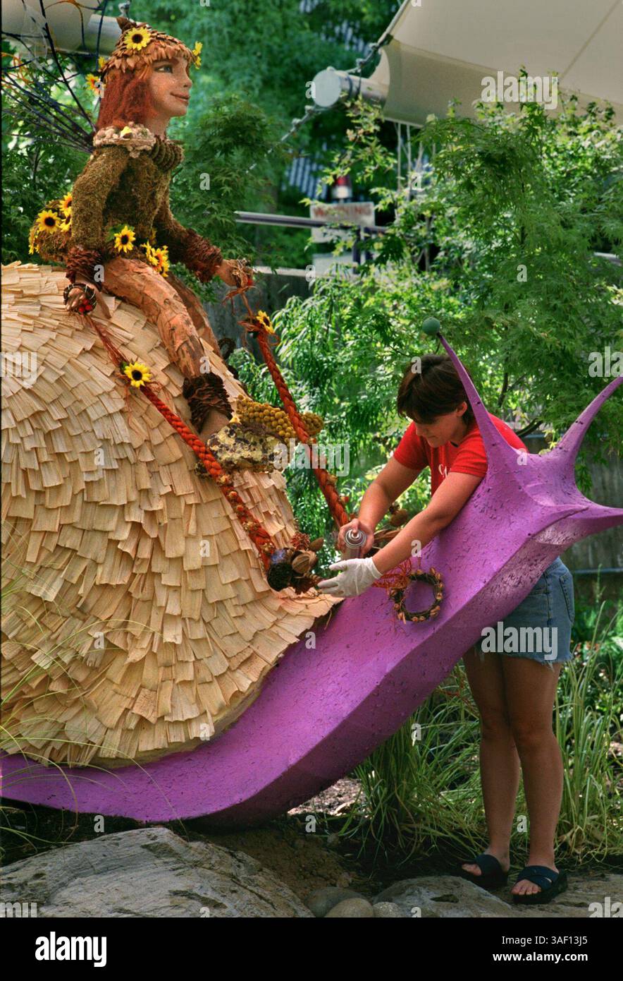 Carrie Hanley, Davis, stellvertretende Designerin der Blumenzucht-Ausstellung auf der California State Fair 2000, vervollständigt eine Figur, die auf einer Schnecke im Garten reitet und ein verzaubertes Waldthema hat. (Sacramento Bee/ Leilani Hu 8/2/2000 ) /ZUMA Press Stockfoto