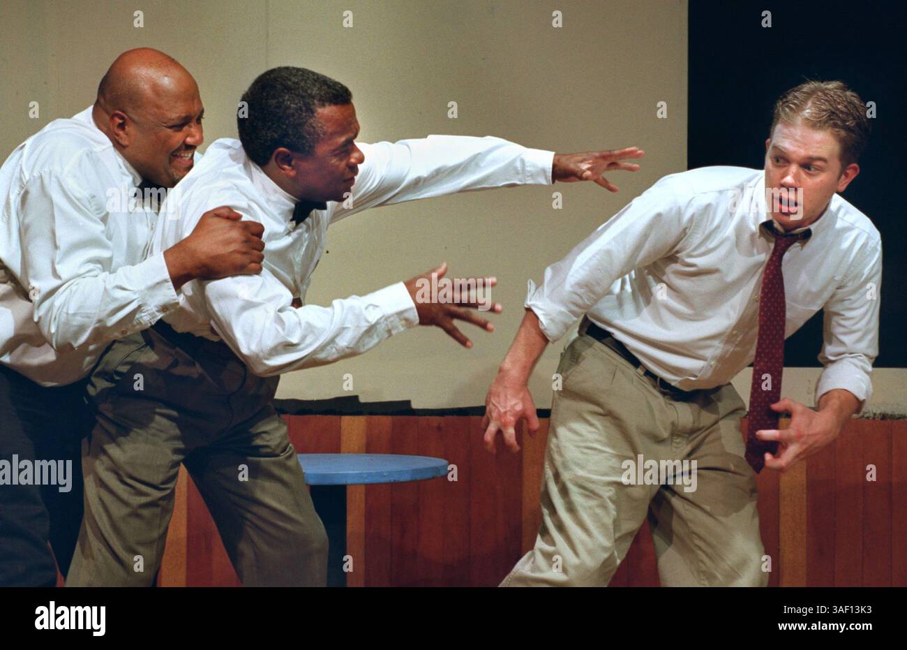 James Wheatley spielt Sam (Mitte), Matthew Huffman spielt Hally (rechts) und JG Gonsalves spielt Willie (links) in einer Szene aus der Celebration Arts Theatre-Produktion von „Master Harold“... und die Jungs (so wird der Titel gesetzt) von Athol Fugard. Die Show findet vom 8. September bis 14. Oktober statt. (Sacramento Bee/ Leilani Hu 8/28/2000 ) /ZUMA Press Stockfoto