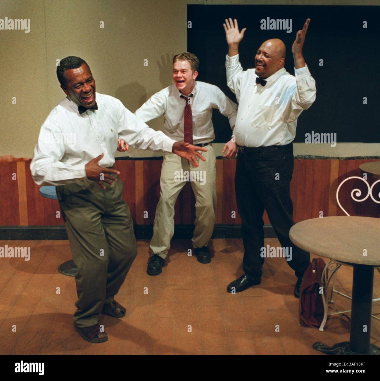 James Wheatley spielt Sam, Matthew Huffman spielt Hally und JG Gonsalves spielt Willie in einer Szene aus der Celebration Arts Theatre-Produktion von „Master Harold“... und die Jungs (so wird der Titel unterstrichen) von Athol Fugard. Die Show findet vom 8. September bis 14. Oktober statt. (Sacramento Bee/ Leilani Hu 8/28/2000 ) /ZUMA Press Stockfoto