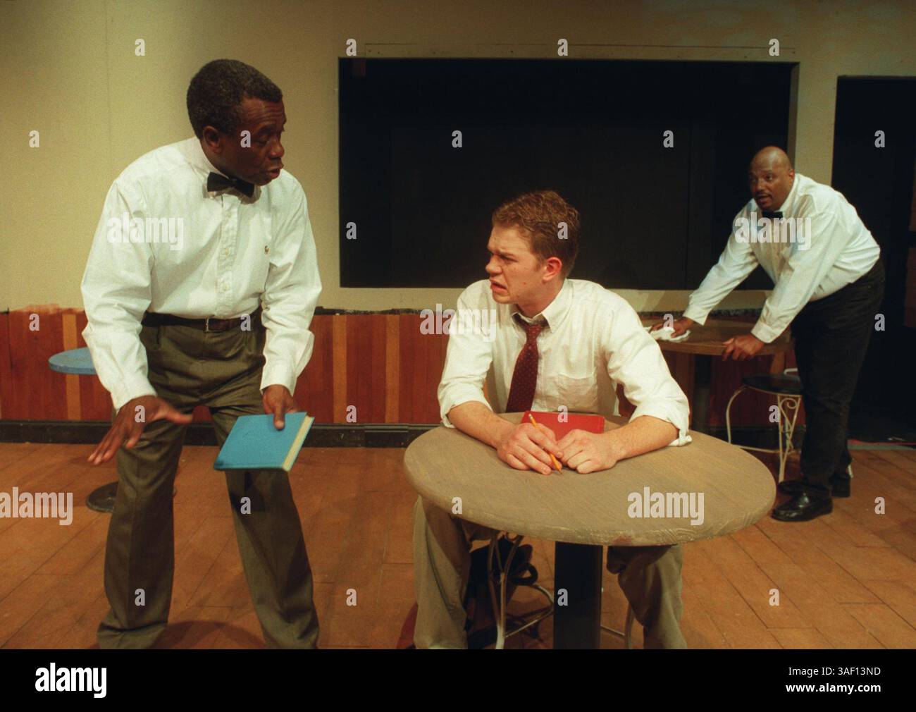 James Wheatley spielt Sam, Matthew Huffman spielt Hally und JG Gonsalves spielt Willie in einer Szene aus der Celebration Arts Theatre-Produktion von „Master Harold“... und die Jungs (so wird der Titel unterstrichen) von Athol Fugard. Die Show findet vom 8. September bis 14. Oktober statt. (Sacramento Bee/ Leilani Hu 8/28/2000 ) /ZUMA Press Stockfoto