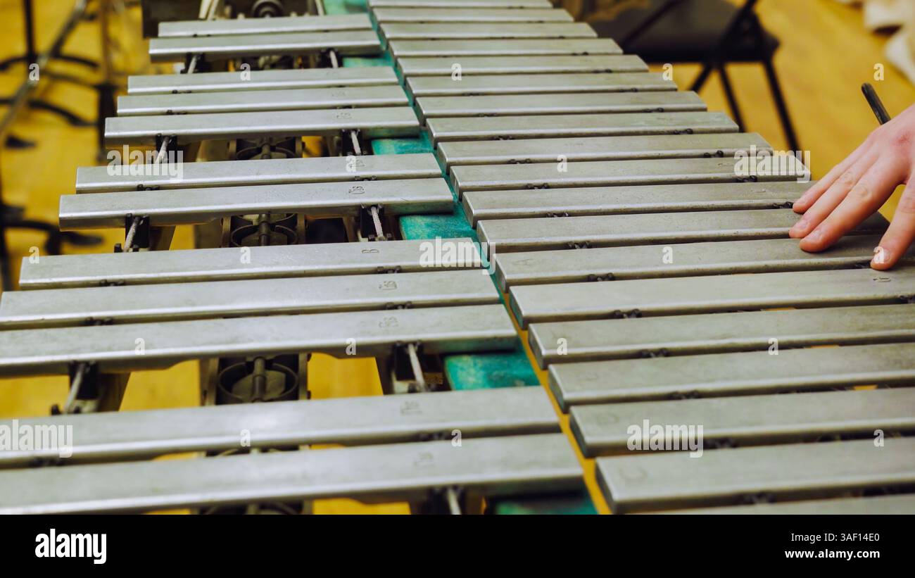 Ein junger Kerl, der Vibraphon in einer Musikschule spielt. Stockfoto