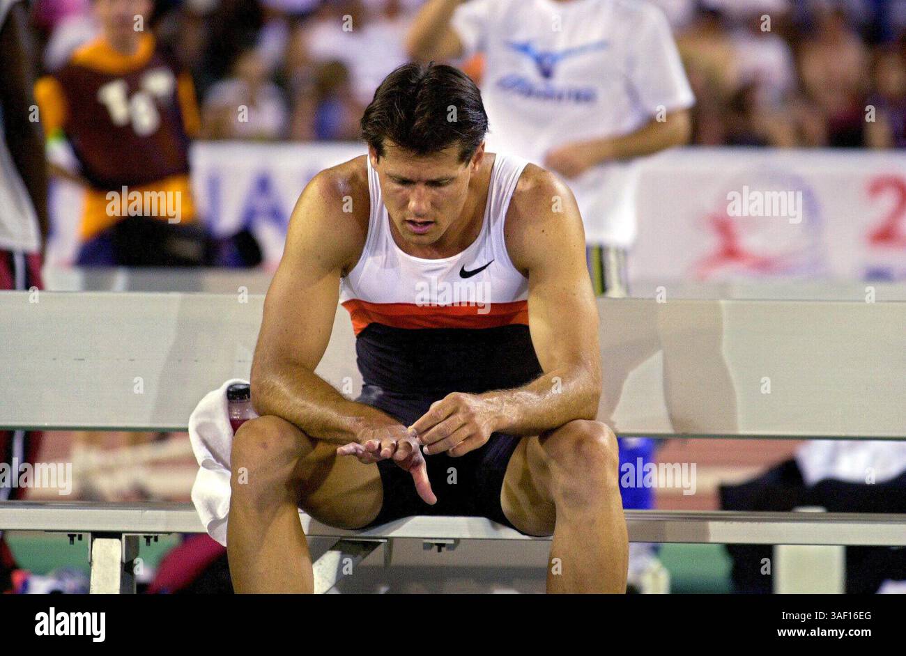 Jeff Hartwig, der amerikanische Rekordhalter im Pole Vault der Männer, sitzt niedergeschlagen, nachdem er mit 18' 2'' vermisst wurde und nicht im Team ist. U. S Olympic Track Trials Day 1 in Sacramento State, Freitag, 14. Juli 2000 (Info) Sacamento Bee Foto von Randy Pench /ZUMA Press Stockfoto
