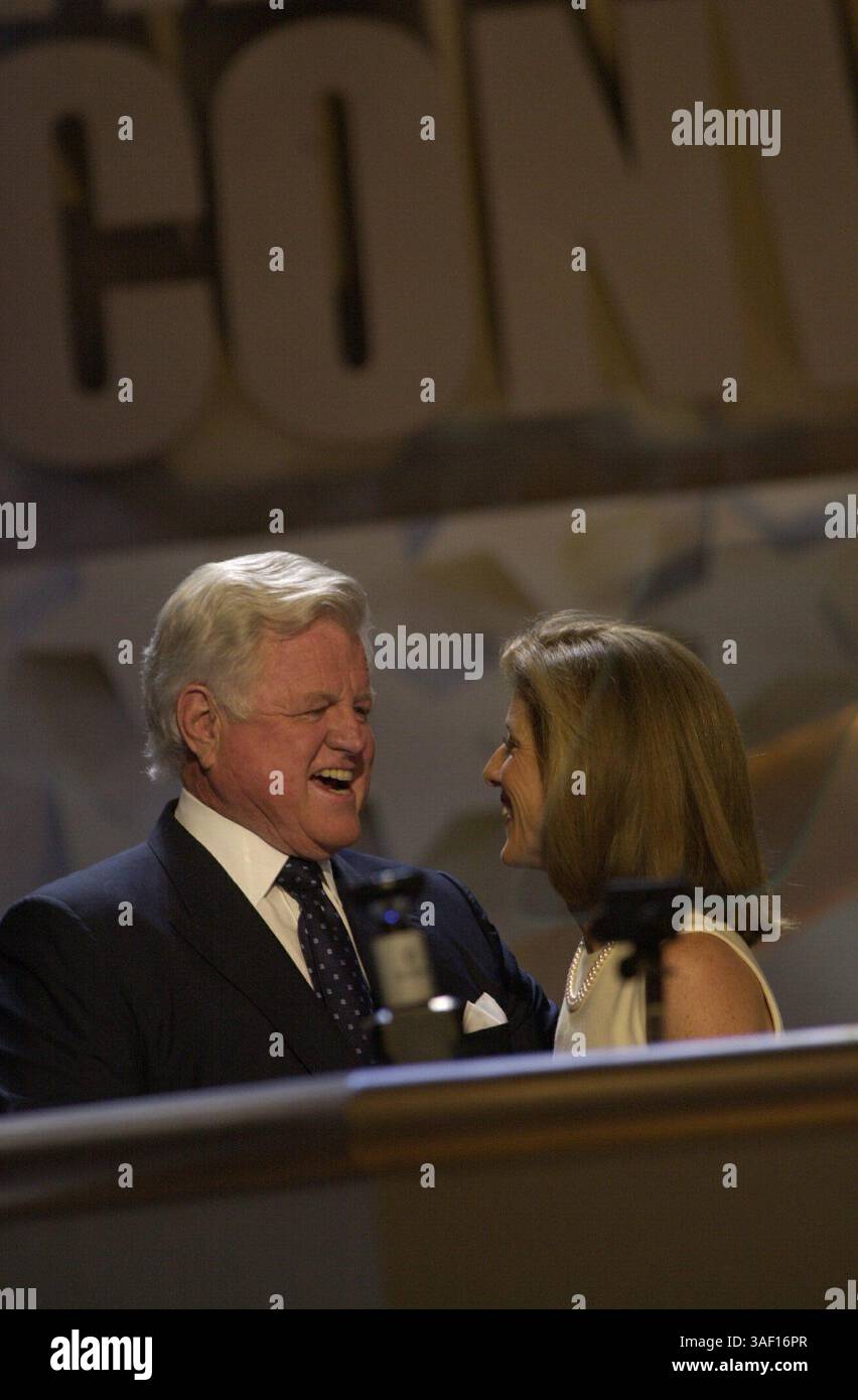 Senator Ted Kennedy und seine Nichte Caroline Kennedy Schlossberg lächeln einander an, bevor Ted Kennedy am 15. August 2000 auf der Democratic Nation Convention im Staples Center in Los Angeles spricht. Sacramento Bee / Randy Pench / ZUMA Press Stockfoto Senator Ted Kennedy und seine Nichte Caroline Kennedy Schlossberg lächeln einander an, bevor Ted Kennedy am 15. August 2000 auf der Democratic Nation Convention im Staples Center in Los Angeles spricht. Sacramento Bee / Randy Pench / ZUMA Press Stockfoto