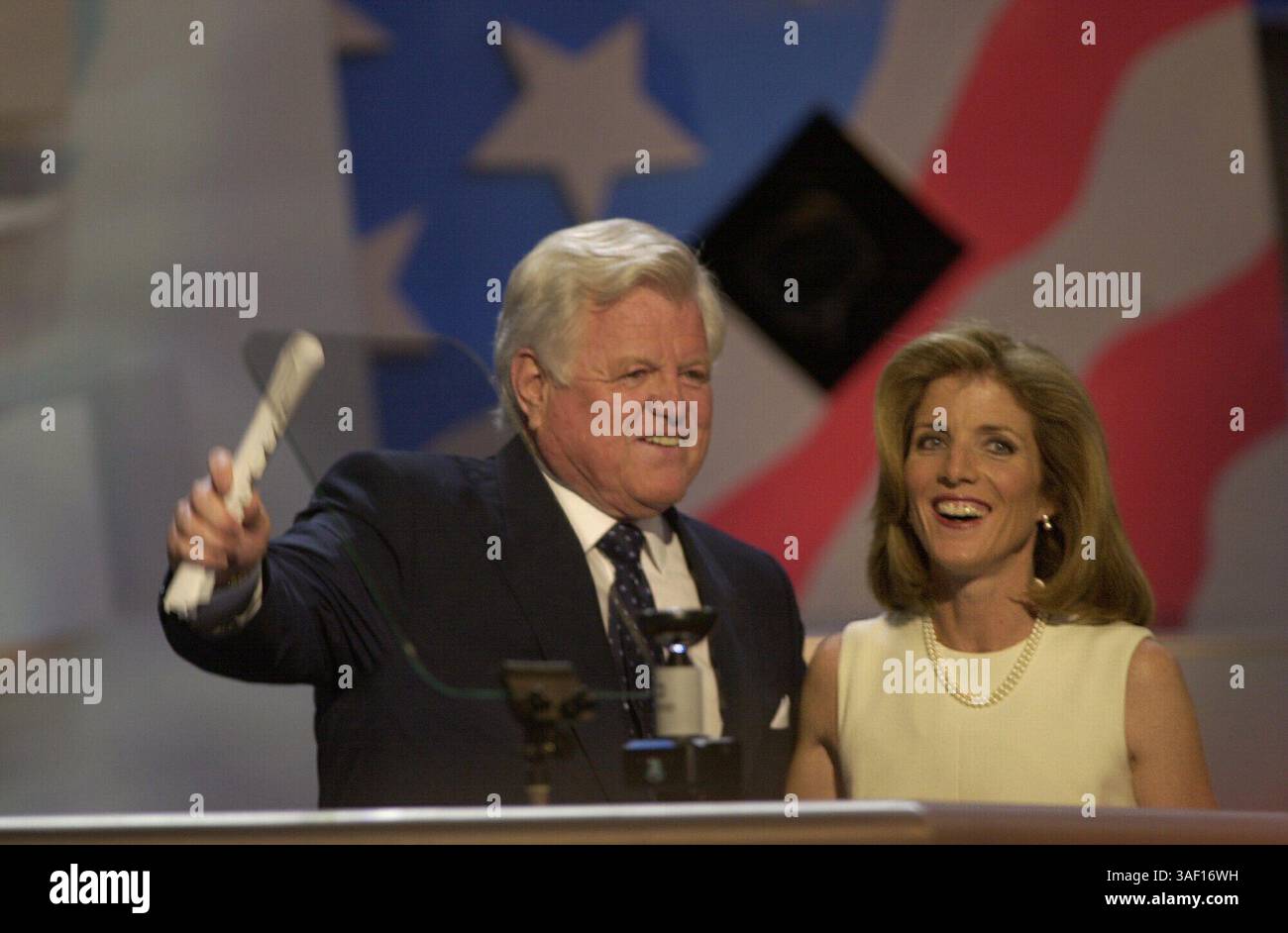 Senator Ted Kennedy mit seiner Nichte Caroline Kennedy Schlossberg an seiner Seite winkt der Menge zu, nachdem seine Nichte am Dienstag, den 15. August 2000, auf der Democratic Nation Convention im Staples Center in Los Angeles vorgestellt wurde. Sacramento Bee / Randy Pench / ZUMA Press Stockfoto Senator Ted Kennedy mit seiner Nichte Caroline Kennedy Schlossberg an seiner Seite winkt der Menge zu, nachdem seine Nichte am Dienstag, den 15. August 2000, auf der Democratic Nation Convention im Staples Center in Los Angeles vorgestellt wurde. Sacramento Bee / Randy Pench / ZUMA Press Stockfoto