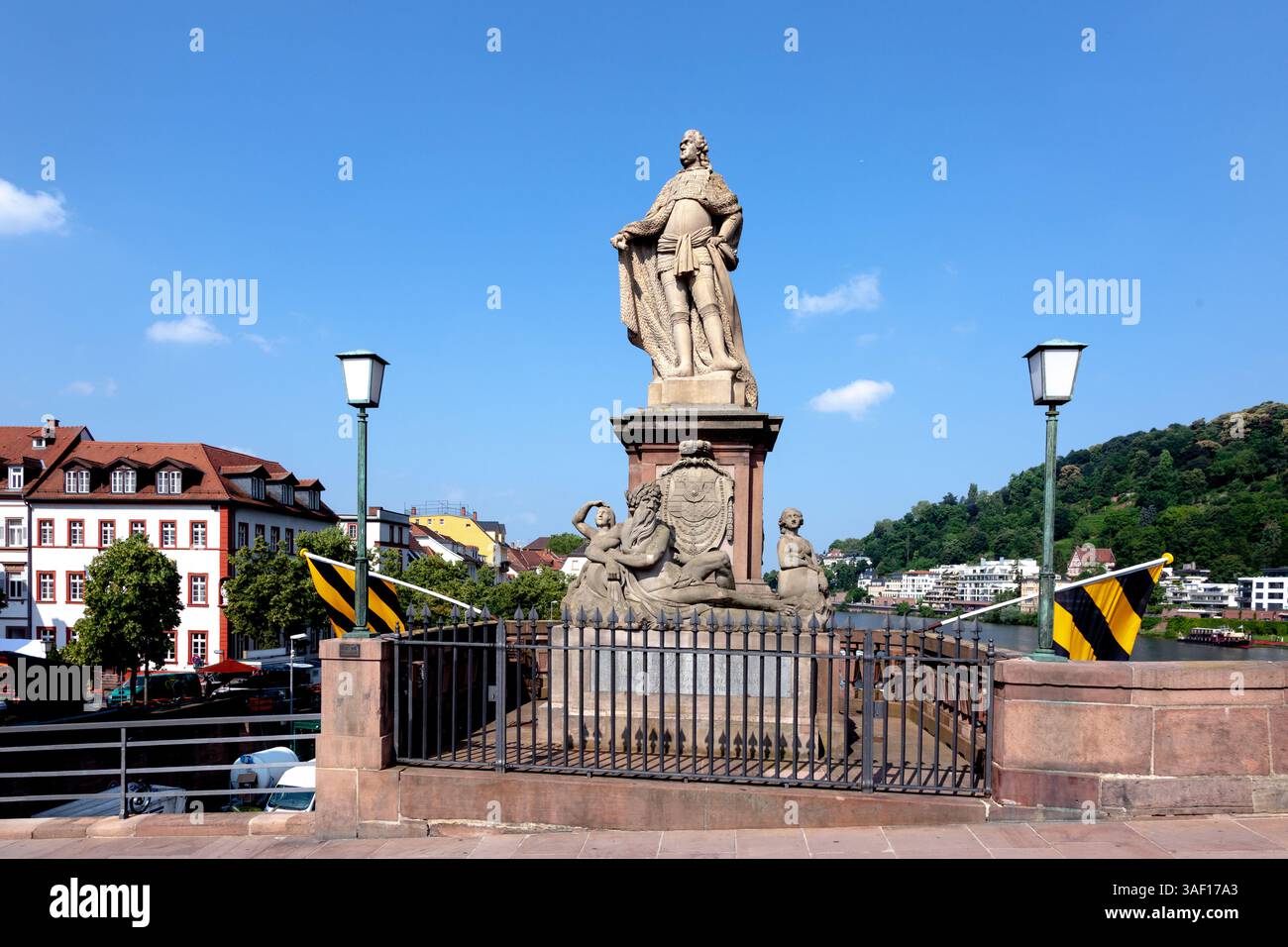 Heidelberg – 7. Juli 2013: Statue auf der alten Brücke des Fürsten Karl Theodor, 1724–1799, geschaffen vom Künstler Franz Conrad Linck. Stockfoto