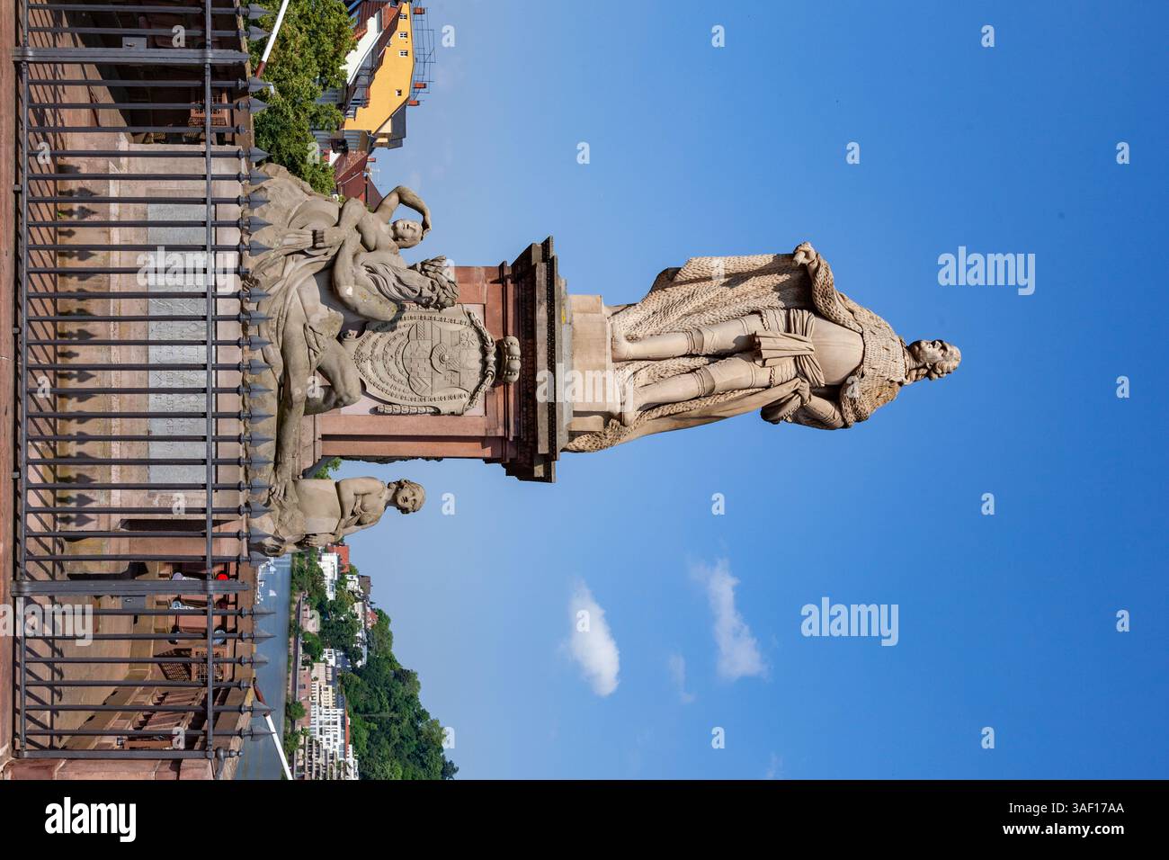 Heidelberg – 7. Juli 2013: Statue auf der alten Brücke des Fürsten Karl Theodor, 1724–1799, geschaffen vom Künstler Franz Conrad Linck. Stockfoto
