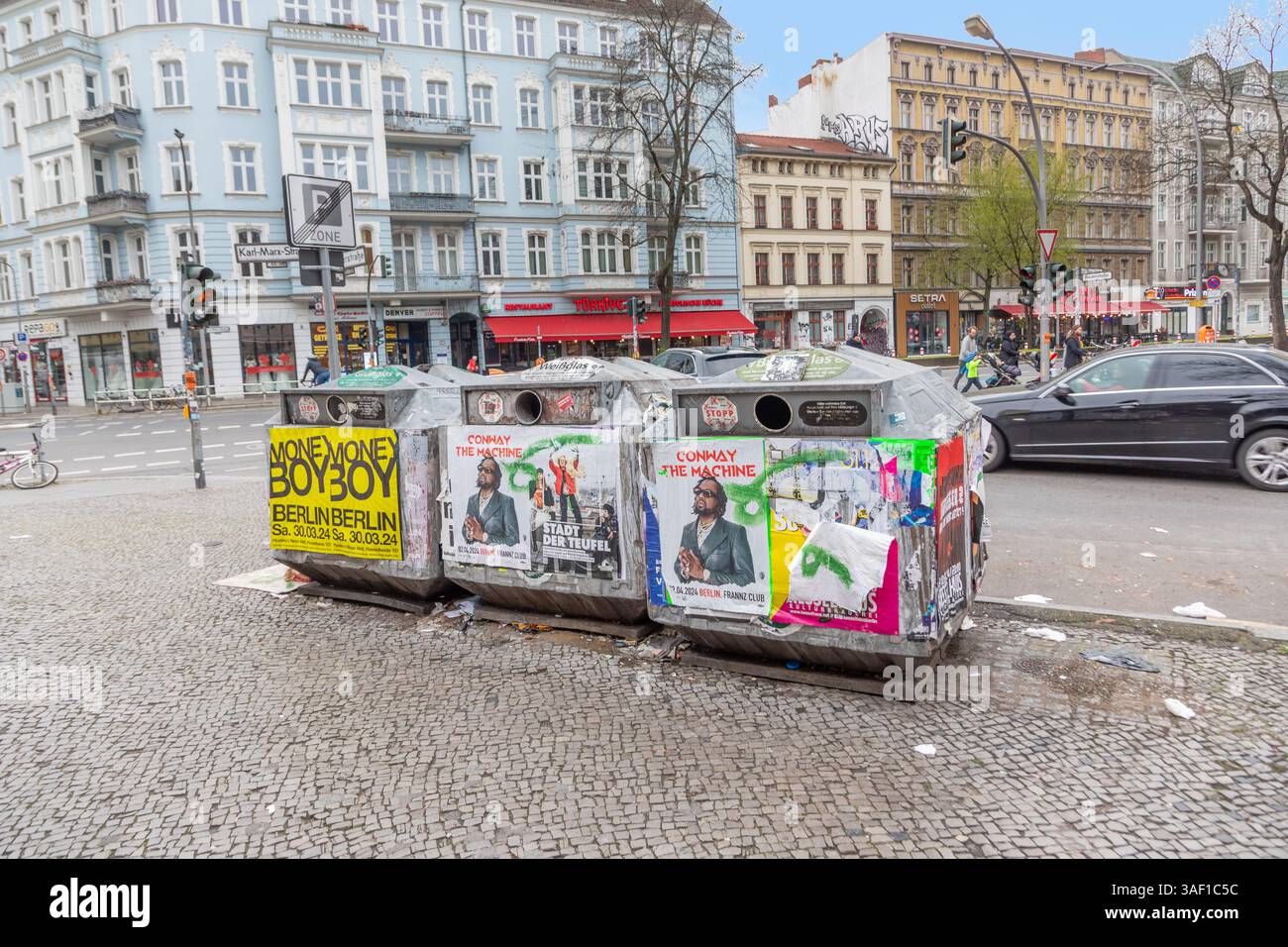 Berlin, Deutschland - 22. März 2024: Straße in berlin Neukölln mit Müllcontainer und Bottels mit Poster von Konzerten bedeckt. Stockfoto