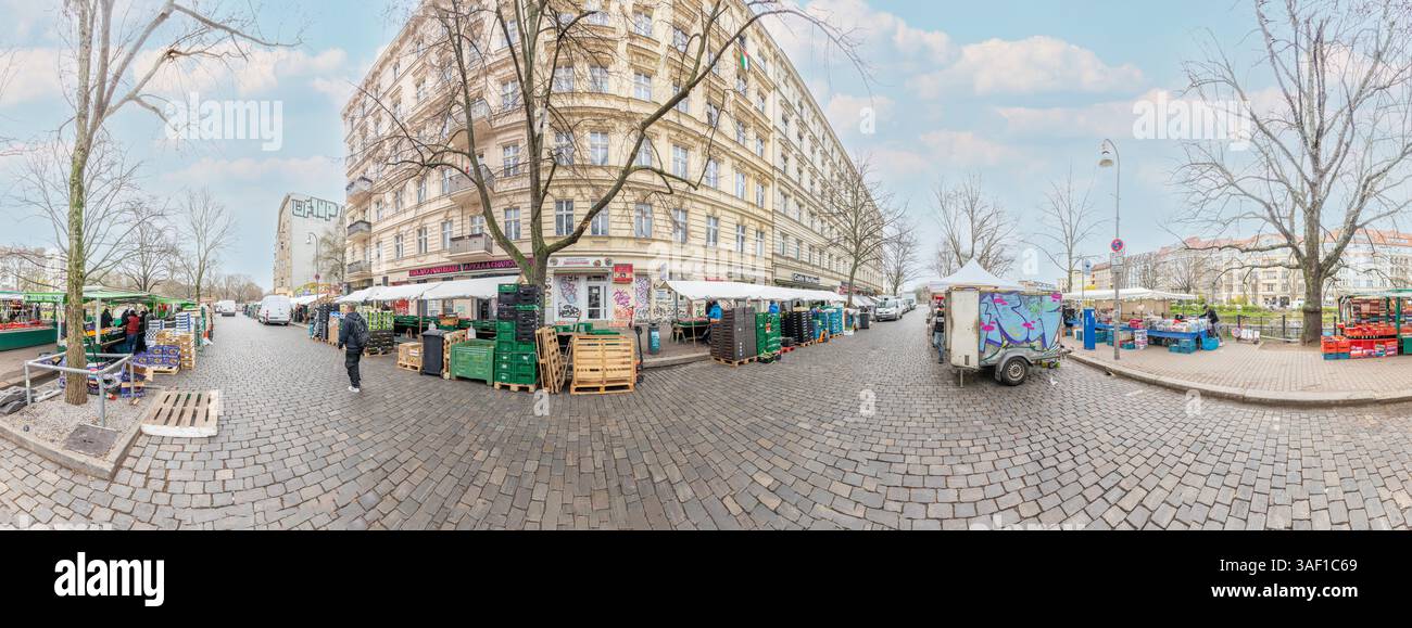 Berlin, Deutschland - 22. März 2024: Straßenblick am Panoramahimmel in berlin Neukölln, typisches Straßenleben für diese Gegend. Stockfoto