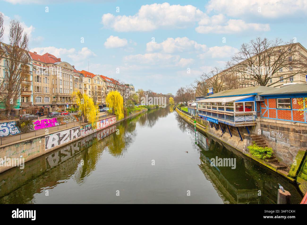 Berlin, Deutschland - 22. März 2024: flussblick im Panoramahimmel in berlin Neukölln, Flusslauf mit Gebäuden am Uferufer. Stockfoto