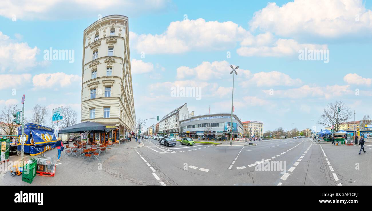 Berlin, Deutschland - 22. März 2024: Straßenblick am Panoramahimmel in berlin Neukölln, typisches Straßenleben für diese Gegend. Stockfoto