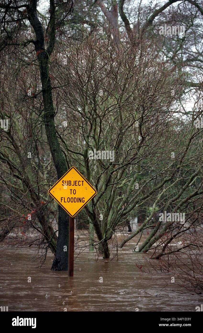 Ein Schild mit der Aufschrift „Überschwemmung ausgesetzt“ am Arcade Creek, abseits des gewundenen Weges an der Walnut Avenue am Montagmorgen. Starke Regenfälle verursachten Überschwemmungen in einigen Gebieten rund um Sacramento, wodurch es schwierig war, herumzukommen. 24/00 (Sacramento Bee/Jose M. Osorio) die Sacramento Bee/ZUMA Press Stockfoto