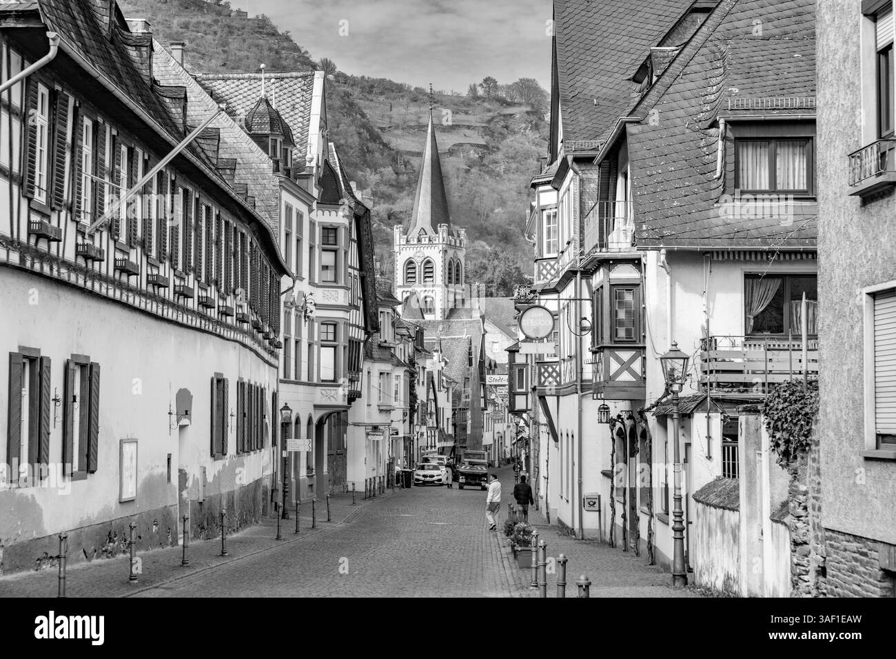 Barachach, Deutschland - 25. März 2025: Alte Fachwerkhäuser in der mittelalterlichen Stadt Bacharach am Rhein. Stockfoto