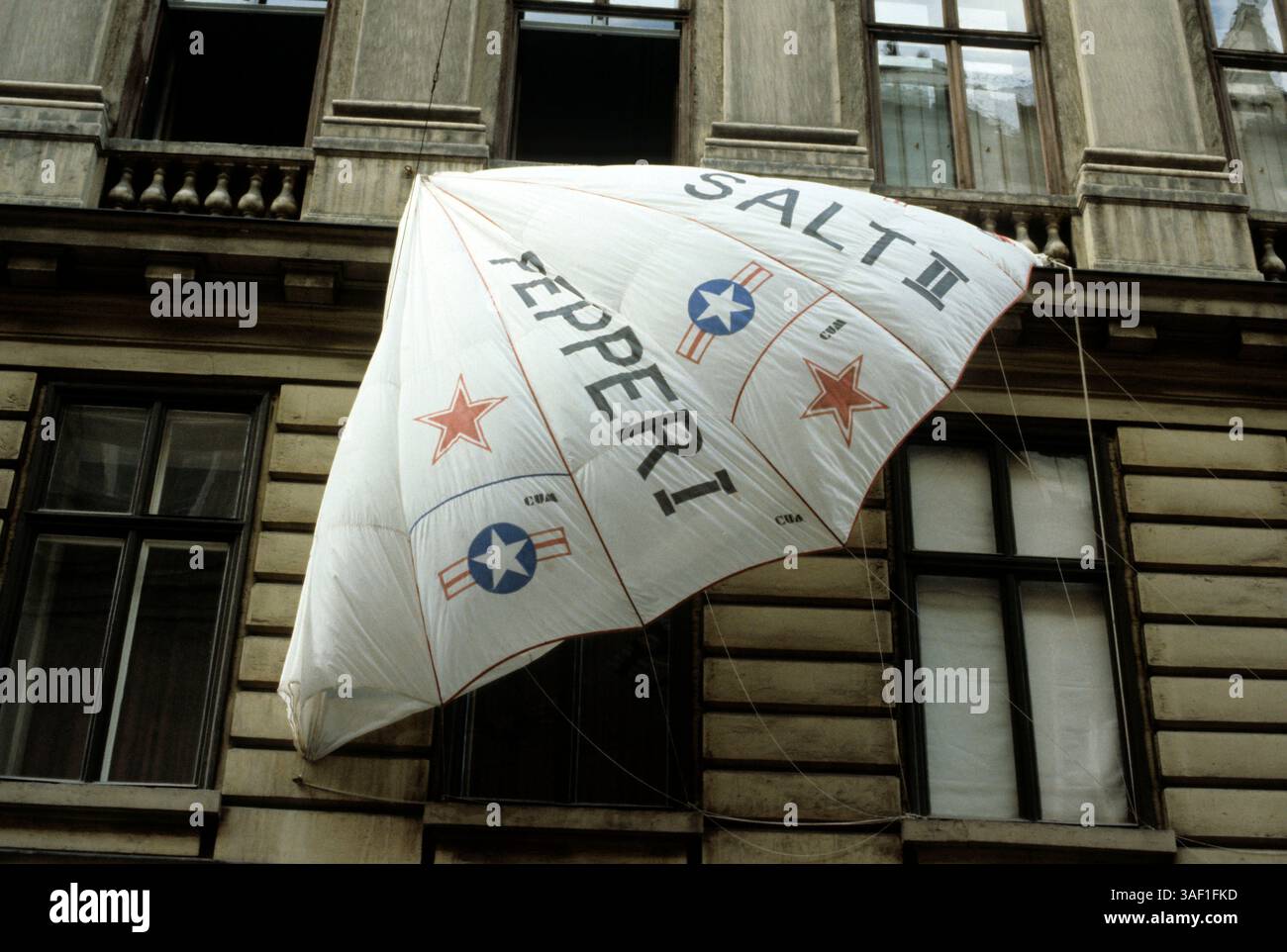 16. Juni 1979; Wien, ÖSTERREICH; Banner hängt am Fenster während der Unterzeichnung des Abkommens über strategische Rüstungsbegrenzung (SALT II) in Wien, Österreich, durch die USA und die Sowjetunion. Stockfoto