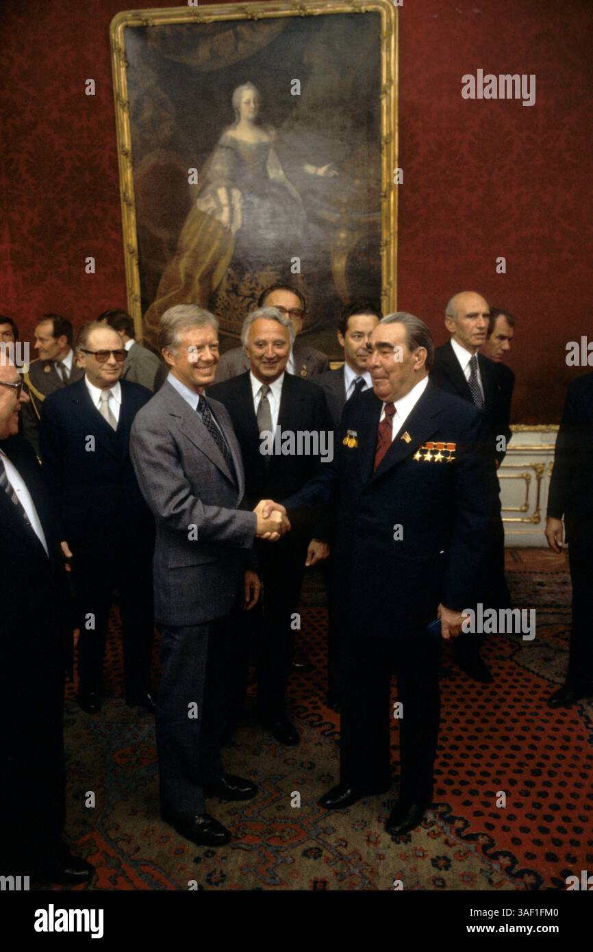 16. Juni 1979; Wien, ÖSTERREICH; Präsident JIMMY CARTER schüttelt die Hände mit Generalsekretär der Sowjetunion LEONID BRESCHNEW während der Treffen in Wien, Österreich, vom 15. Juni bis 18. Juni 1979, um das Abkommen über strategische Rüstungsbegrenzung (SALT II) zu unterzeichnen. Stockfoto