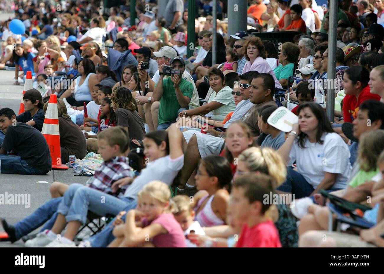 September 2005; New Braunfels, TX, USA; am 23. September 2005 wurden die Bürgersteige während der Comal County Fair Parade in New Braunfels, TX, befüllt. Obligatorischer Ausweis: Foto von William Luther/San Antonio Express-News/ZUMA Press. (©) Copyright 2005 by San Antonio Express-News Stockfoto