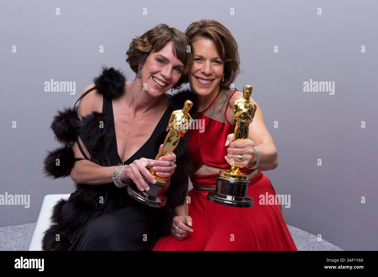 22. Februar 2015 - Hollywood, Kalifornien, USA - DANA PERRY und ELLEN GOOSENBERG KENT und ihr Oscar für das beste Dokumentarfilm-Kurzthema für die Arbeit an Crisis Hotline: Veterans Press 1 während der Live-ABC-Sendung der 87. Oscars im Dolby Theatre in Hollywood. (Bild: © Todd Wawrychuk/AMPAS/ZUMAPRESS.com) Stockfoto