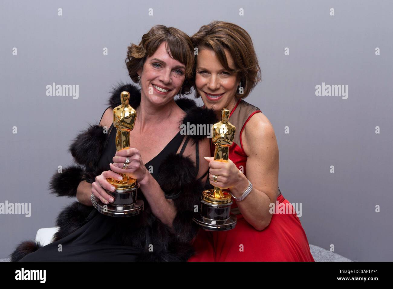 22. Februar 2015 - Hollywood, Kalifornien, USA - DANA PERRY und ELLEN GOOSENBERG KENT und ihr Oscar für das beste Dokumentarfilm-Kurzthema für die Arbeit an Crisis Hotline: Veterans Press 1 während der Live-ABC-Sendung der 87. Oscars im Dolby Theatre in Hollywood. (Bild: © Todd Wawrychuk/AMPAS/ZUMAPRESS.com) Stockfoto