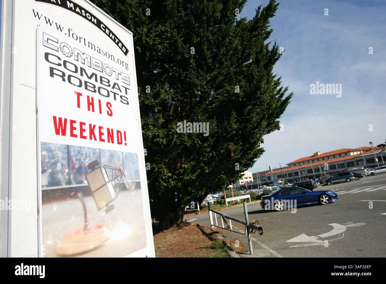 November 2005; San Francisco, CA, USA; die Robot Fighting League (RFL) veranstaltete ein Kampfroboter-Event im Fort Mason in San Francisco. Die funkgesteuerten Roboter, alle fähig, Menschen tödlich zu verletzen, kämpften in einer Arena aus Stahlträgern, doppeltem kugelsicherem Glas und kaltgewalztem Stahlboden. Die Roboter, jeder einzelne einzigartig, kämpften in verschiedenen Gewichtsklassen, die größten wiegten mehr als 340 kg. Selbst diese Maschinen würden von einem Konkurrenten in die Arena geworfen. Obligatorischer Hinweis: Foto von Mike Fox/ZUMA Press. (©) Copyright 2005 von Mike Fox Stockfoto