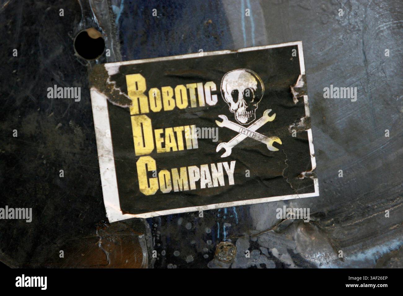 November 2005; San Francisco, CA, USA; die Robot Fighting League (RFL) veranstaltete ein Kampfroboter-Event im Fort Mason in San Francisco. Die funkgesteuerten Roboter, alle fähig, Menschen tödlich zu verletzen, kämpften in einer Arena aus Stahlträgern, doppeltem kugelsicherem Glas und kaltgewalztem Stahlboden. Die Roboter, jeder einzelne einzigartig, kämpften in verschiedenen Gewichtsklassen, die größten wiegten mehr als 340 kg. Selbst diese Maschinen würden von einem Konkurrenten in die Arena geworfen. Obligatorischer Hinweis: Foto von Mike Fox/ZUMA Press. (©) Copyright 2005 von Mike Fox Stockfoto