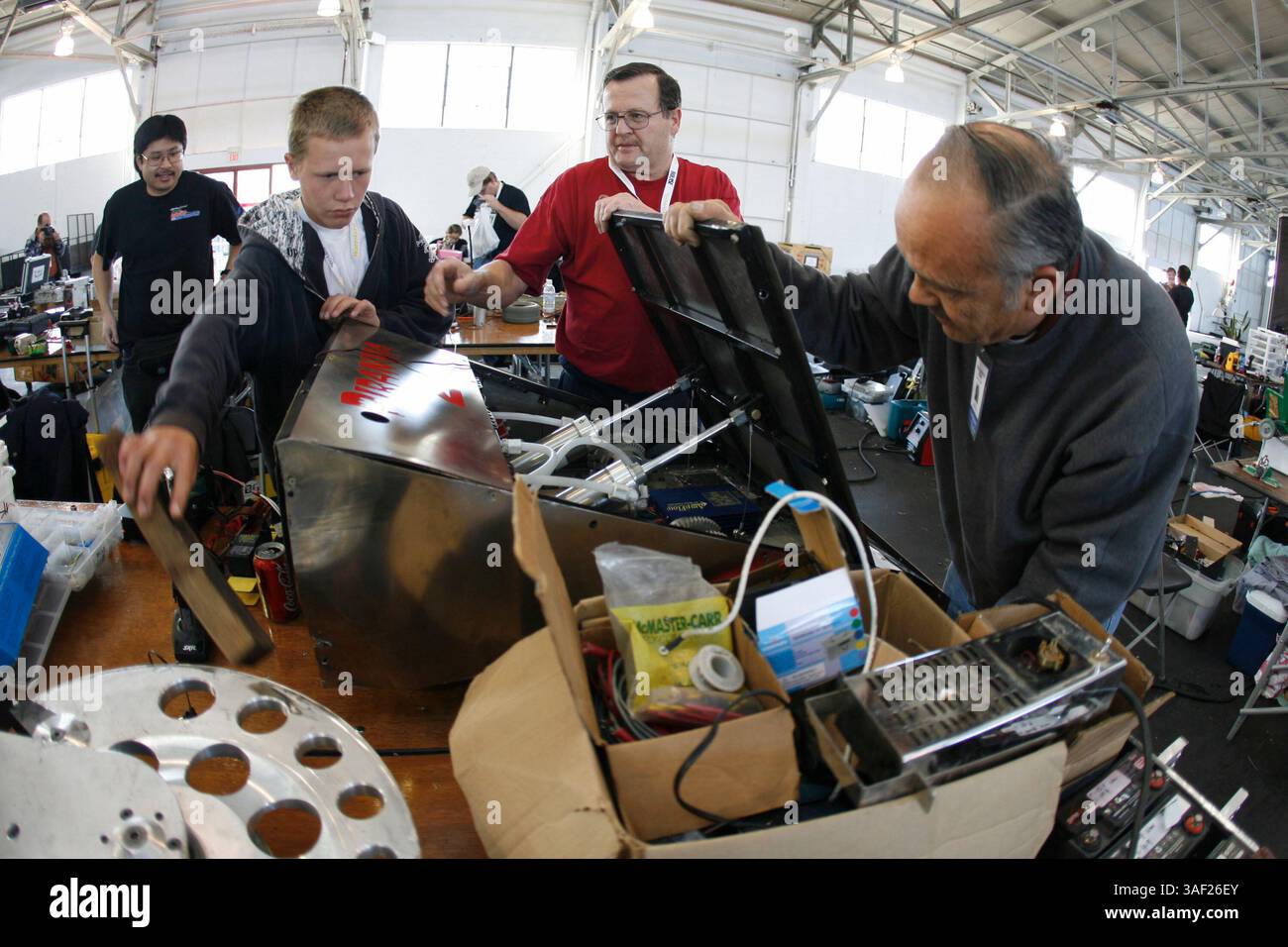 November 2005; San Francisco, CA, USA; die Robot Fighting League (RFL) veranstaltete ein Kampfroboter-Event im Fort Mason in San Francisco. Die funkgesteuerten Roboter, alle fähig, Menschen tödlich zu verletzen, kämpften in einer Arena aus Stahlträgern, doppeltem kugelsicherem Glas und kaltgewalztem Stahlboden. Die Roboter, jeder einzelne einzigartig, kämpften in verschiedenen Gewichtsklassen, die größten wiegten mehr als 340 kg. Selbst diese Maschinen würden von einem Konkurrenten in die Arena geworfen. Obligatorischer Hinweis: Foto von Mike Fox/ZUMA Press. (©) Copyright 2005 von Mike Fox Stockfoto