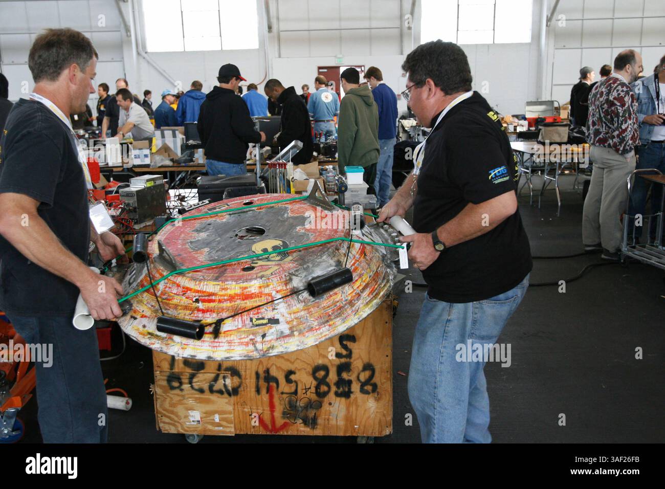 November 2005; San Francisco, CA, USA; die Robot Fighting League (RFL) veranstaltete ein Kampfroboter-Event im Fort Mason in San Francisco. Die funkgesteuerten Roboter, alle fähig, Menschen tödlich zu verletzen, kämpften in einer Arena aus Stahlträgern, doppeltem kugelsicherem Glas und kaltgewalztem Stahlboden. Die Roboter, jeder einzelne einzigartig, kämpften in verschiedenen Gewichtsklassen, die größten wiegten mehr als 340 kg. Selbst diese Maschinen würden von einem Konkurrenten in die Arena geworfen. Obligatorischer Hinweis: Foto von Mike Fox/ZUMA Press. (©) Copyright 2005 von Mike Fox Stockfoto