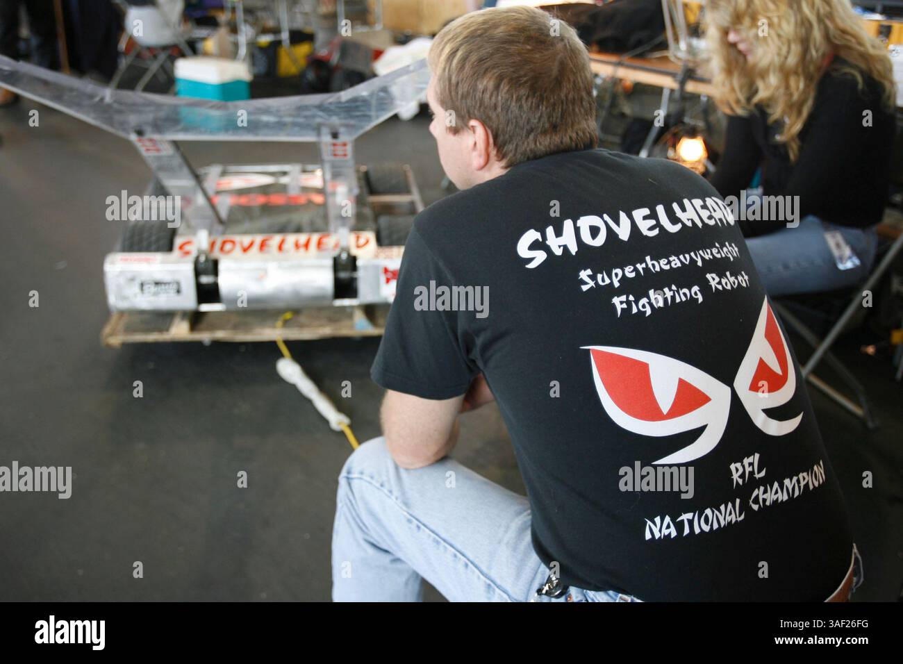 November 2005; San Francisco, CA, USA; die Robot Fighting League (RFL) veranstaltete ein Kampfroboter-Event im Fort Mason in San Francisco. Die funkgesteuerten Roboter, alle fähig, Menschen tödlich zu verletzen, kämpften in einer Arena aus Stahlträgern, doppeltem kugelsicherem Glas und kaltgewalztem Stahlboden. Die Roboter, jeder einzelne einzigartig, kämpften in verschiedenen Gewichtsklassen, die größten wiegten mehr als 340 kg. Selbst diese Maschinen würden von einem Konkurrenten in die Arena geworfen. Obligatorischer Hinweis: Foto von Mike Fox/ZUMA Press. (©) Copyright 2005 von Mike Fox Stockfoto