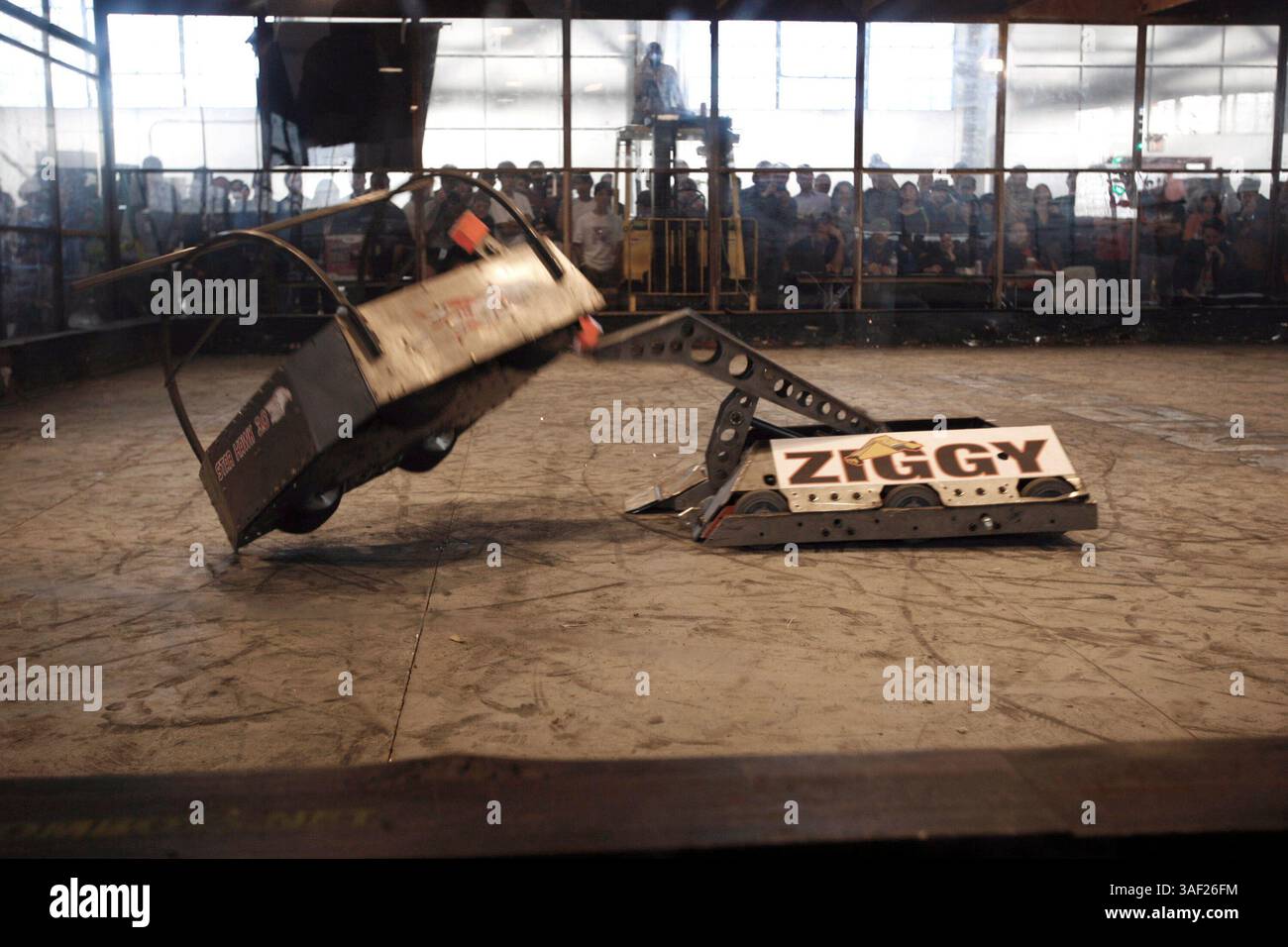 November 2005; San Francisco, CA, USA; die Robot Fighting League (RFL) veranstaltete ein Kampfroboter-Event im Fort Mason in San Francisco. Die funkgesteuerten Roboter, alle fähig, Menschen tödlich zu verletzen, kämpften in einer Arena aus Stahlträgern, doppeltem kugelsicherem Glas und kaltgewalztem Stahlboden. Die Roboter, jeder einzelne einzigartig, kämpften in verschiedenen Gewichtsklassen, die größten wiegten mehr als 340 kg. Selbst diese Maschinen würden von einem Konkurrenten in die Arena geworfen. Obligatorischer Hinweis: Foto von Mike Fox/ZUMA Press. (©) Copyright 2005 von Mike Fox Stockfoto