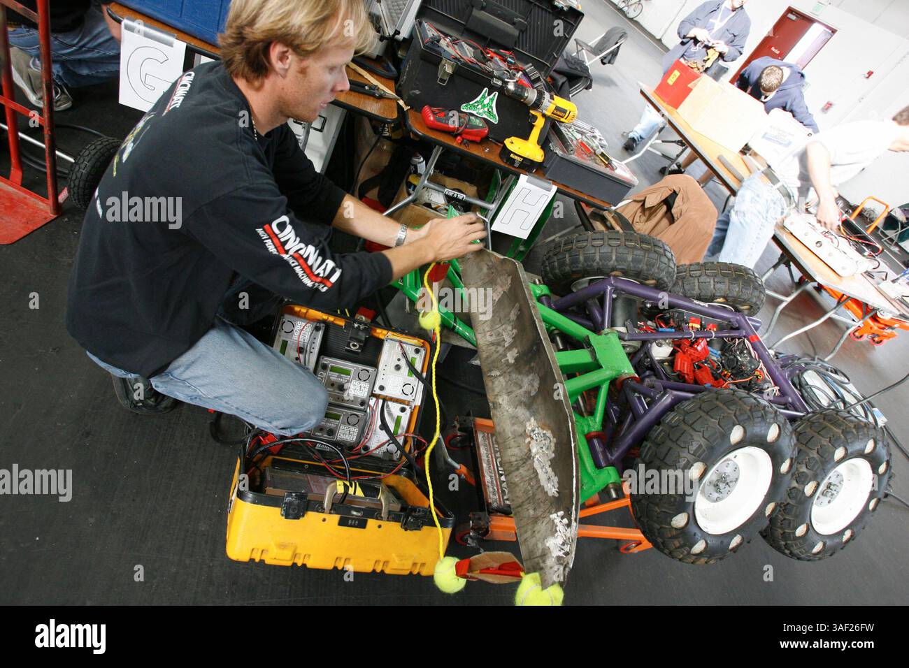 November 2005; San Francisco, CA, USA; die Robot Fighting League (RFL) veranstaltete ein Kampfroboter-Event im Fort Mason in San Francisco. Die funkgesteuerten Roboter, alle fähig, Menschen tödlich zu verletzen, kämpften in einer Arena aus Stahlträgern, doppeltem kugelsicherem Glas und kaltgewalztem Stahlboden. Die Roboter, jeder einzelne einzigartig, kämpften in verschiedenen Gewichtsklassen, die größten wiegten mehr als 340 kg. Selbst diese Maschinen würden von einem Konkurrenten in die Arena geworfen. Obligatorischer Hinweis: Foto von Mike Fox/ZUMA Press. (©) Copyright 2005 von Mike Fox Stockfoto
