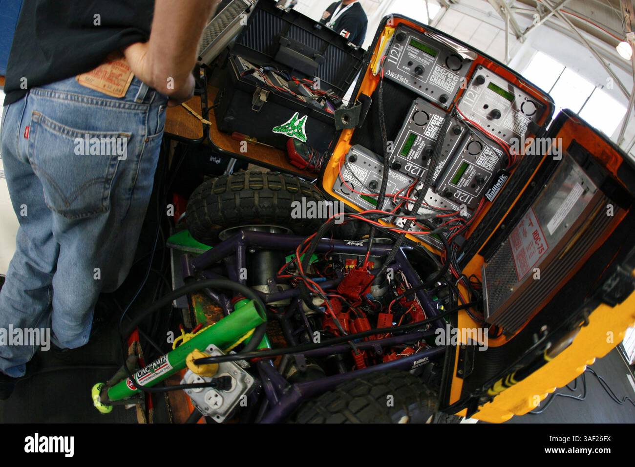 November 2005; San Francisco, CA, USA; die Robot Fighting League (RFL) veranstaltete ein Kampfroboter-Event im Fort Mason in San Francisco. Die funkgesteuerten Roboter, alle fähig, Menschen tödlich zu verletzen, kämpften in einer Arena aus Stahlträgern, doppeltem kugelsicherem Glas und kaltgewalztem Stahlboden. Die Roboter, jeder einzelne einzigartig, kämpften in verschiedenen Gewichtsklassen, die größten wiegten mehr als 340 kg. Selbst diese Maschinen würden von einem Konkurrenten in die Arena geworfen. Obligatorischer Hinweis: Foto von Mike Fox/ZUMA Press. (©) Copyright 2005 von Mike Fox Stockfoto